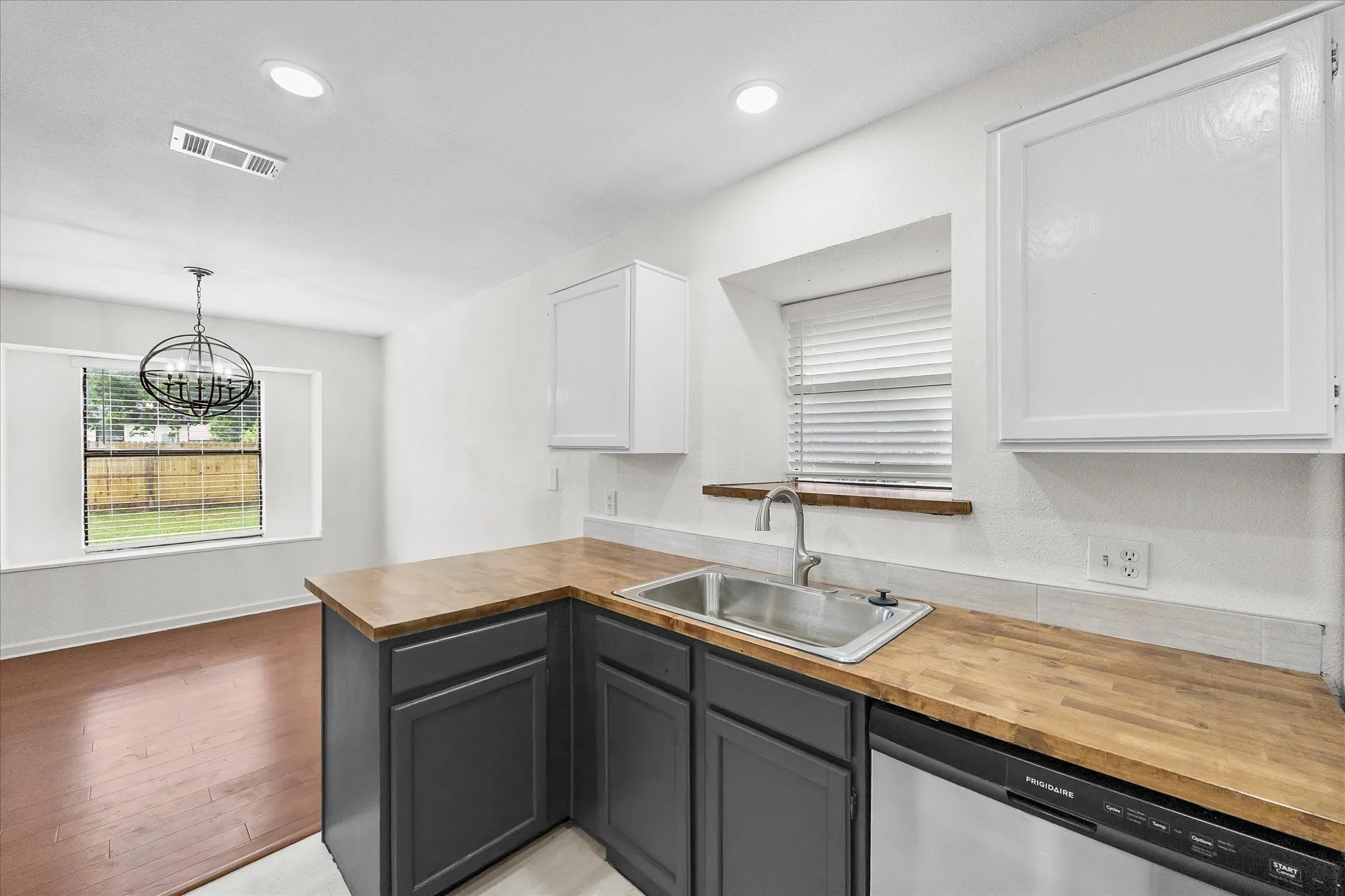 Single Family Residence For Sale in Tarrant County , 6403 Minuteman Lane, Arlington, Texas 76002, 3 Bedroom, 2 Bathroom, 2 Garage spaces, 1,524 Sqft, built in 1985, mls#21299790, Real Estate Agent in Arlington, Homes For Sale in Tarrant county, Homes For Sale in Arlington, Realtor in Arlington Texas, Real Estate Brokerage Independent Realty Texas, Luminita Cordes Realtor
