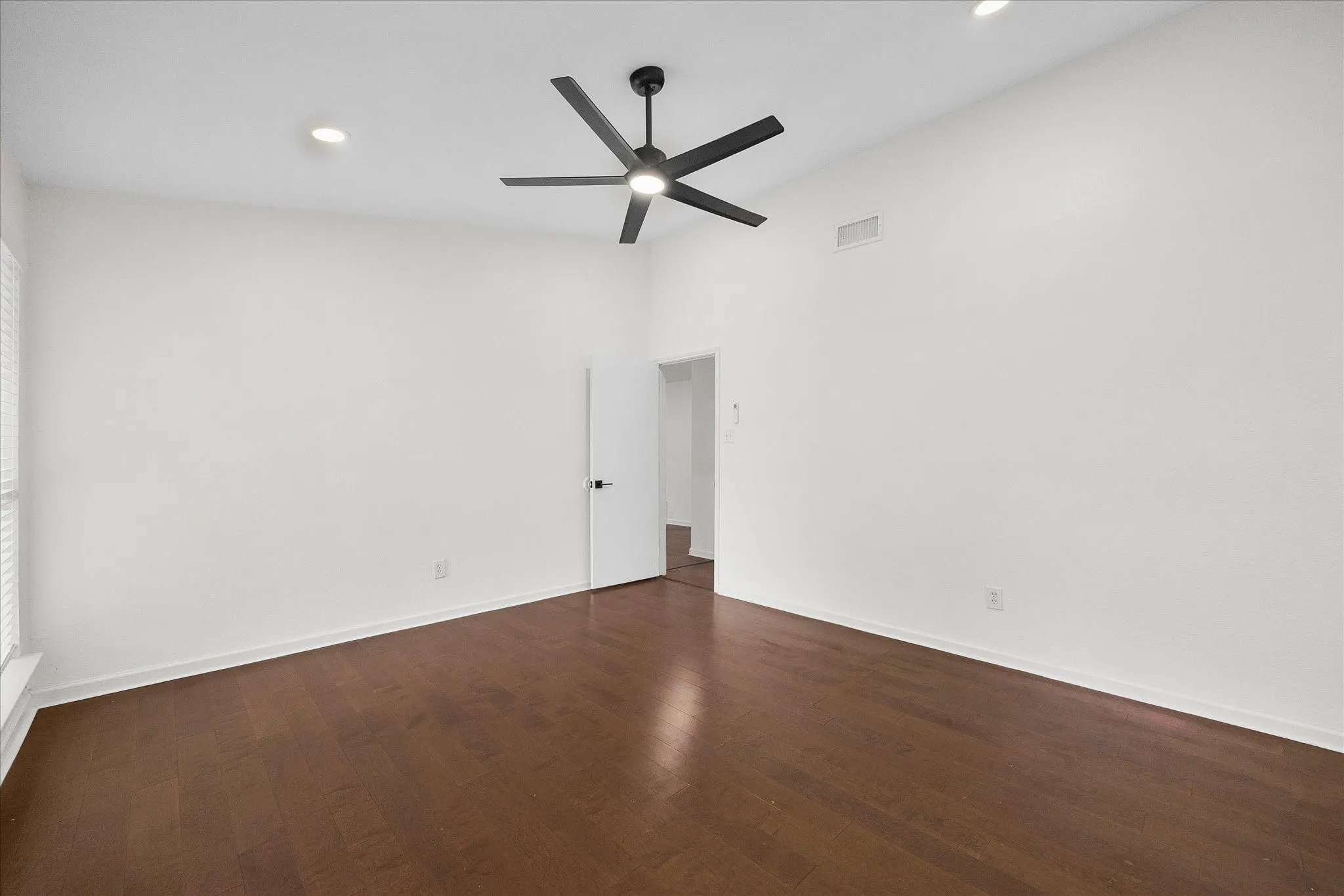 Single Family Residence For Sale in Tarrant County , 6403 Minuteman Lane, Arlington, Texas 76002, 3 Bedroom, 2 Bathroom, 2 Garage spaces, 1,524 Sqft, built in 1985, mls#21299790, Real Estate Agent in Arlington, Homes For Sale in Tarrant county, Homes For Sale in Arlington, Realtor in Arlington Texas, Real Estate Brokerage Independent Realty Texas, Luminita Cordes Realtor