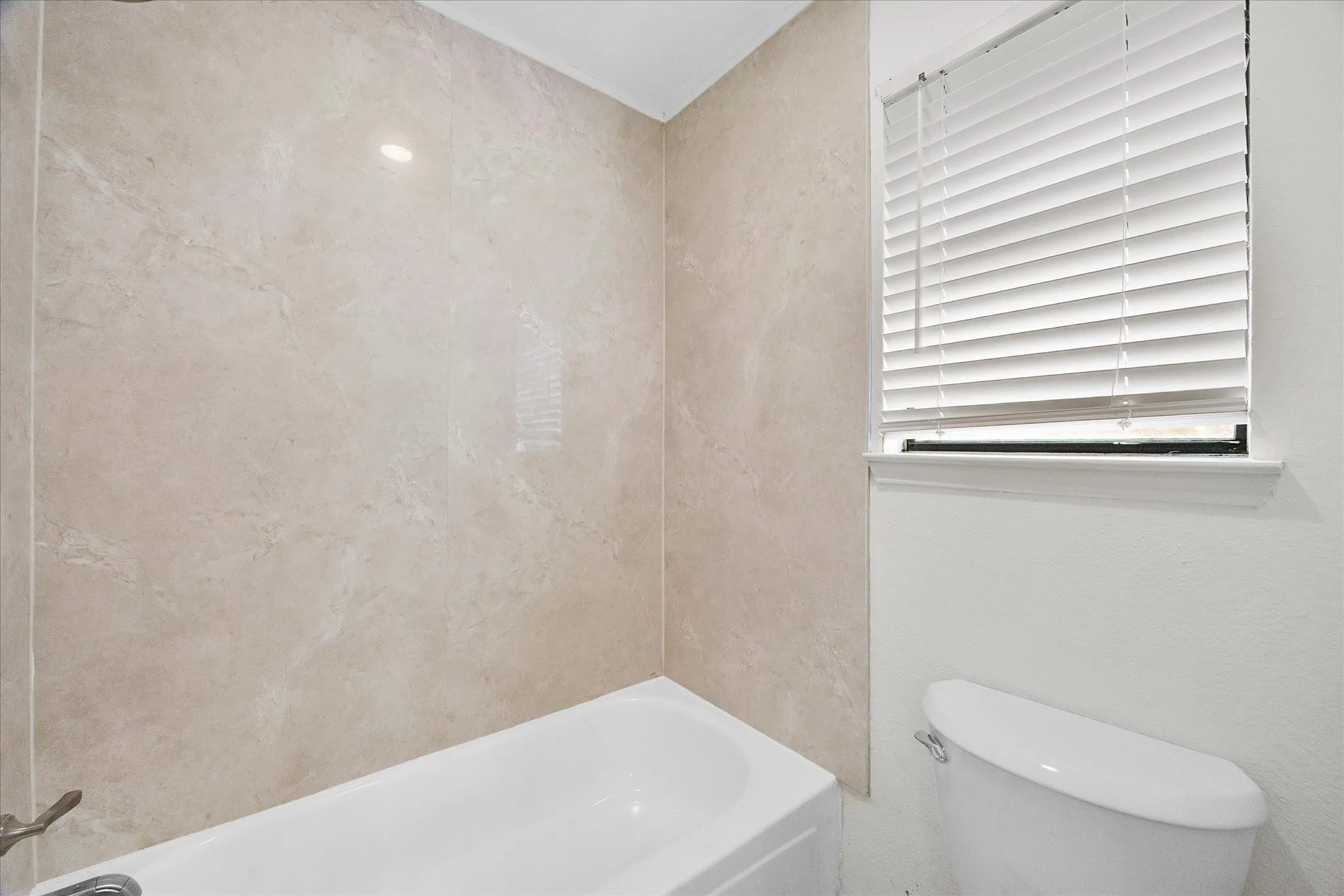 Single Family Residence For Sale in Tarrant County , 6403 Minuteman Lane, Arlington, Texas 76002, 3 Bedroom, 2 Bathroom, 2 Garage spaces, 1,524 Sqft, built in 1985, mls#21299790, Real Estate Agent in Arlington, Homes For Sale in Tarrant county, Homes For Sale in Arlington, Realtor in Arlington Texas, Real Estate Brokerage Independent Realty Texas, Luminita Cordes Realtor