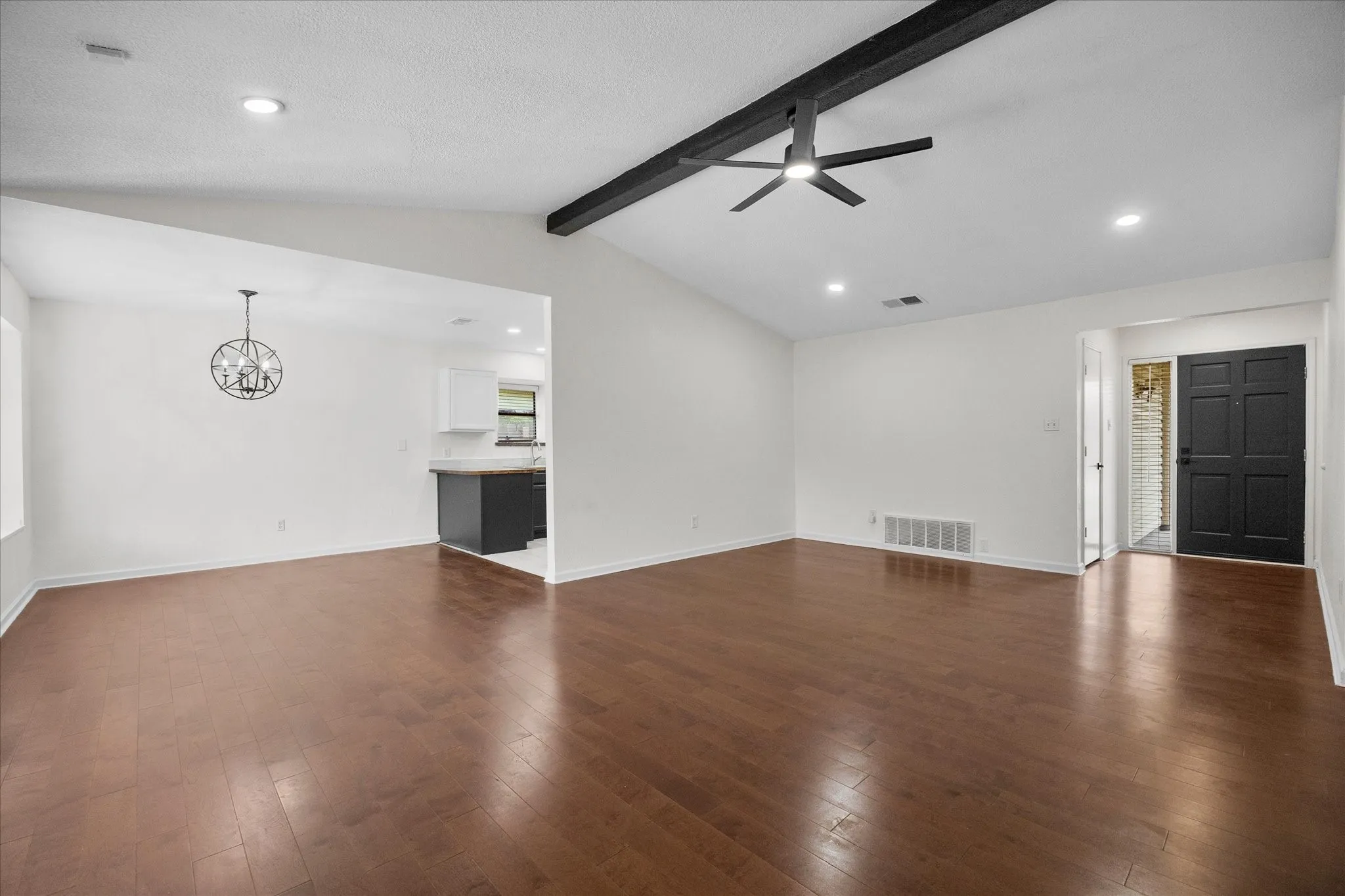 Single Family Residence For Sale in Tarrant County , 6403 Minuteman Lane, Arlington, Texas 76002, 3 Bedroom, 2 Bathroom, 2 Garage spaces, 1,524 Sqft, built in 1985, mls#21299790, Real Estate Agent in Arlington, Homes For Sale in Tarrant county, Homes For Sale in Arlington, Realtor in Arlington Texas, Real Estate Brokerage Independent Realty Texas, Luminita Cordes Realtor