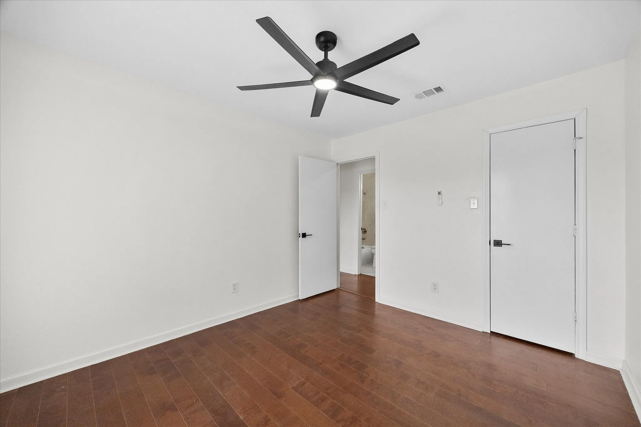 Single Family Residence For Sale in Tarrant County , 6403 Minuteman Lane, Arlington, Texas 76002, 3 Bedroom, 2 Bathroom, 2 Garage spaces, 1,524 Sqft, built in 1985, mls#21299790, Real Estate Agent in Arlington, Homes For Sale in Tarrant county, Homes For Sale in Arlington, Realtor in Arlington Texas, Real Estate Brokerage Independent Realty Texas, Luminita Cordes Realtor