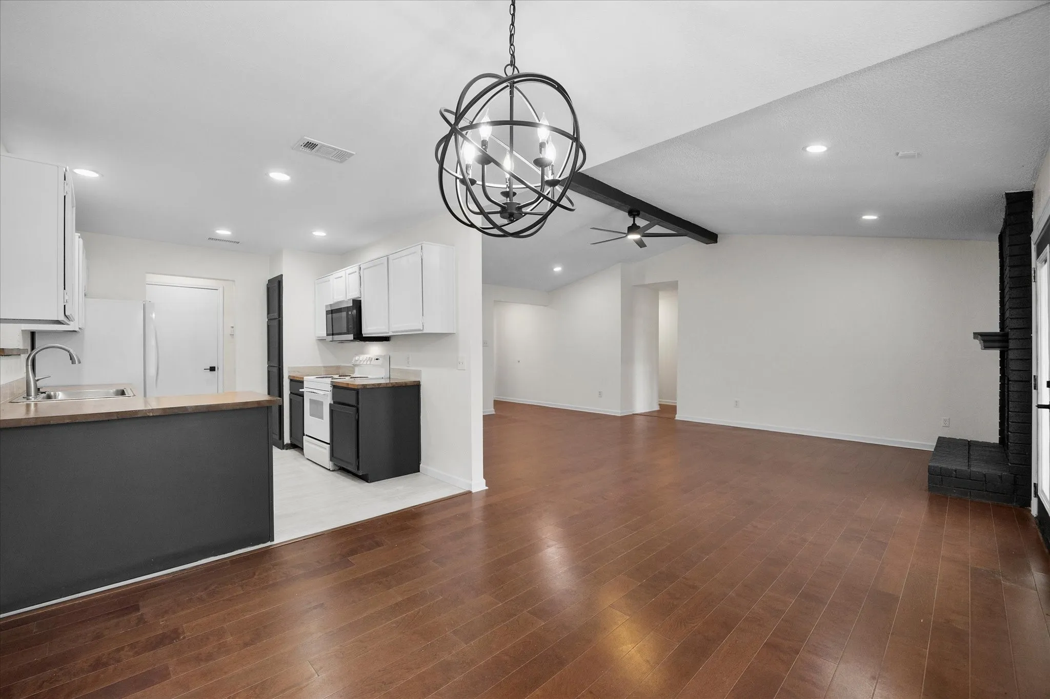 Single Family Residence For Sale in Tarrant County , 6403 Minuteman Lane, Arlington, Texas 76002, 3 Bedroom, 2 Bathroom, 2 Garage spaces, 1,524 Sqft, built in 1985, mls#21299790, Real Estate Agent in Arlington, Homes For Sale in Tarrant county, Homes For Sale in Arlington, Realtor in Arlington Texas, Real Estate Brokerage Independent Realty Texas, Luminita Cordes Realtor