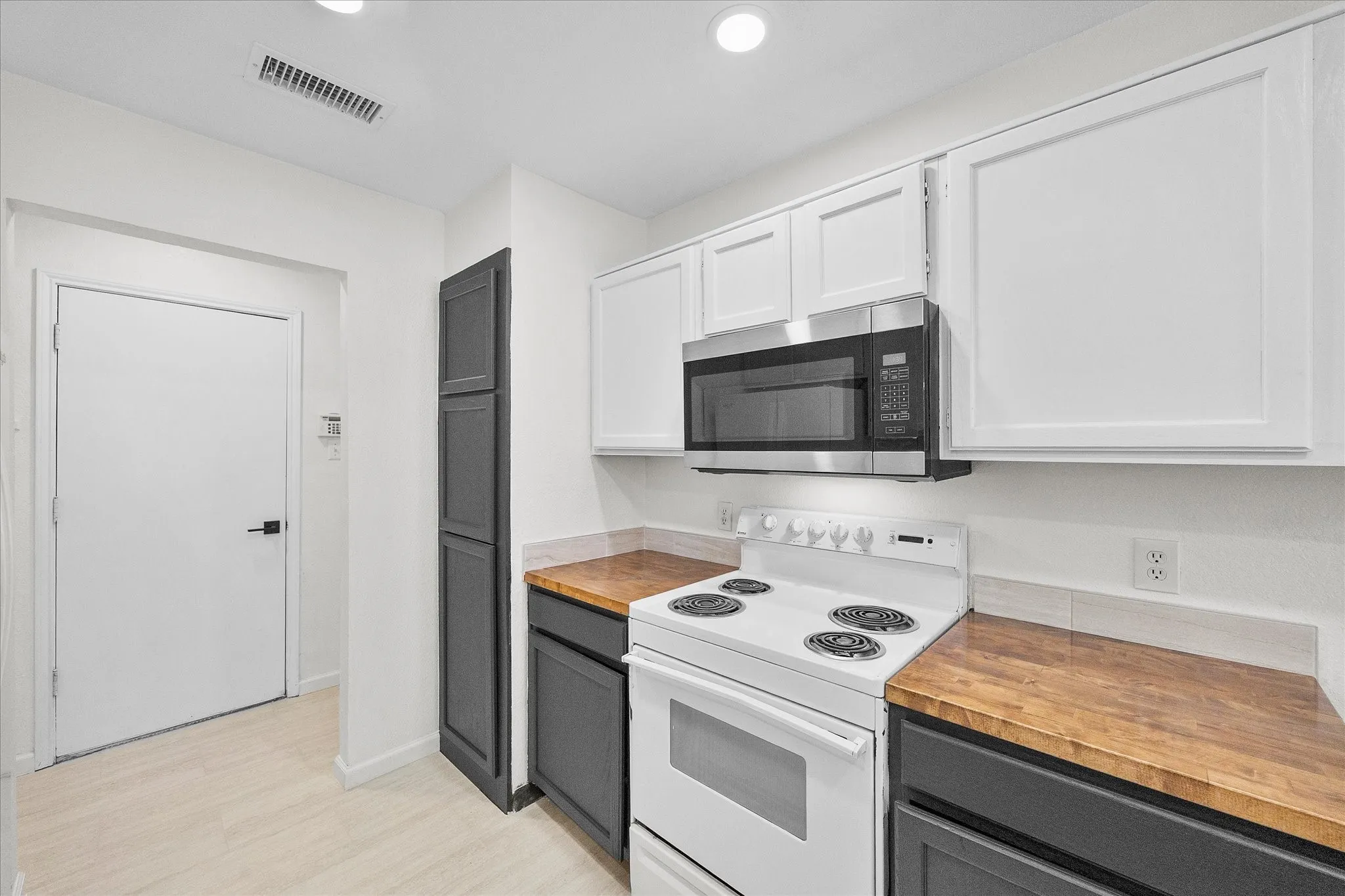 Single Family Residence For Sale in Tarrant County , 6403 Minuteman Lane, Arlington, Texas 76002, 3 Bedroom, 2 Bathroom, 2 Garage spaces, 1,524 Sqft, built in 1985, mls#21299790, Real Estate Agent in Arlington, Homes For Sale in Tarrant county, Homes For Sale in Arlington, Realtor in Arlington Texas, Real Estate Brokerage Independent Realty Texas, Luminita Cordes Realtor