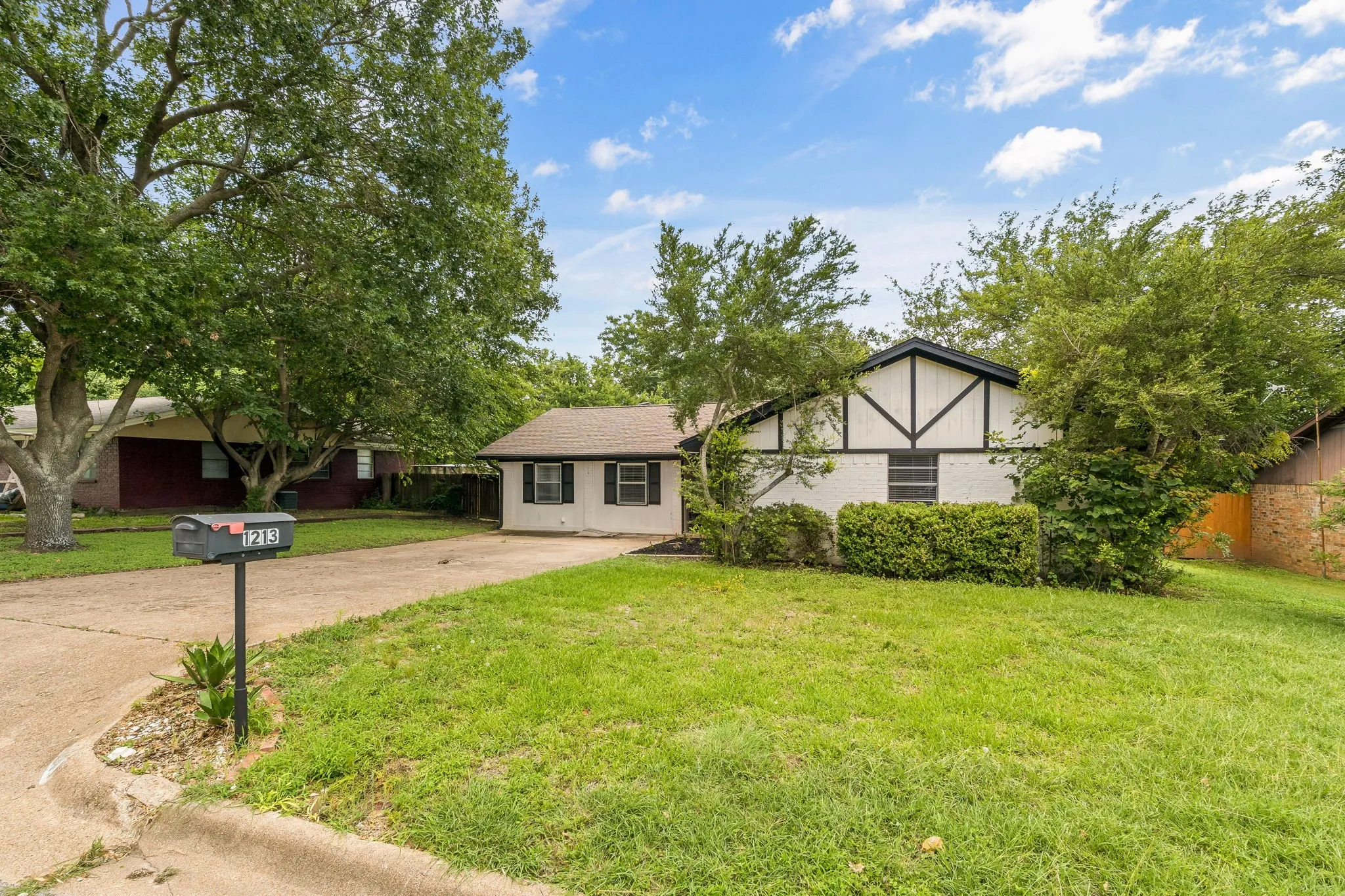 Single Family Residence For Sale in Parker County , 1213 Vivienne Street, Weatherford, Texas 76086, 4 Bedroom, 3 Bathroom, Garage spaces, 1,747 Sqft, built in 1979, mls#21311668, Real Estate Agent in Weatherford, Homes For Sale in Parker county, Homes For Sale in Weatherford, Realtor in Weatherford Texas, Real Estate Brokerage Independent Realty Texas, Luminita Cordes Realtor