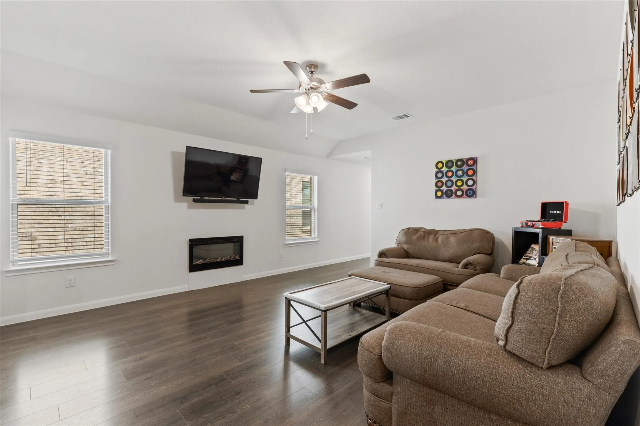 Single Family Residence For Sale in Grayson County , 3916 Oak Creek Circle, Denison, Texas 75020, 3 Bedroom, 2 Bathroom, 2 Garage spaces, 1,517 Sqft, built in 2021, mls#21311432, Real Estate Agent in Denison, Homes For Sale in Grayson county, Homes For Sale in Denison, Realtor in Denison Texas, Real Estate Brokerage Independent Realty Texas, Luminita Cordes Realtor