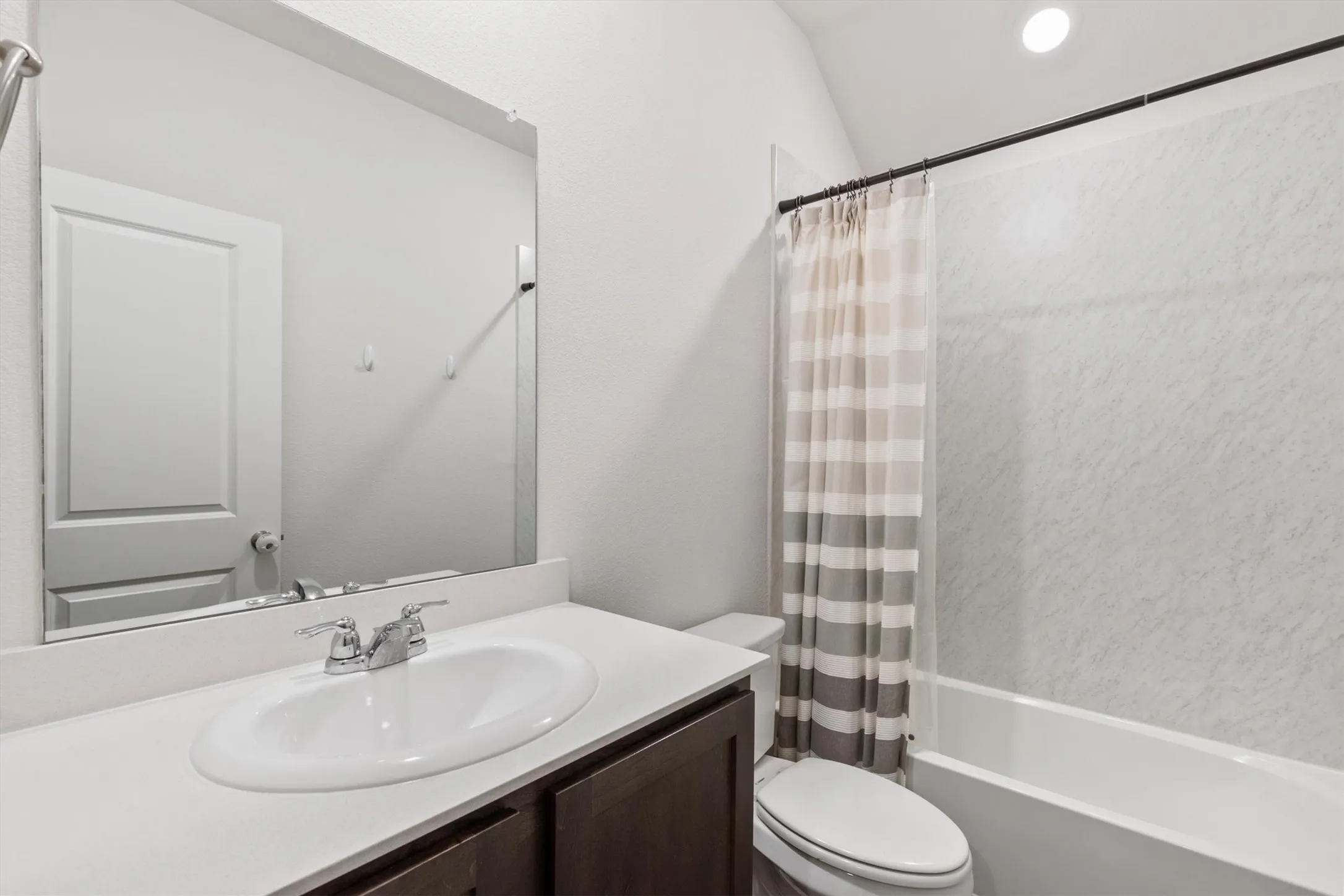 Single Family Residence For Sale in Grayson County , 3916 Oak Creek Circle, Denison, Texas 75020, 3 Bedroom, 2 Bathroom, 2 Garage spaces, 1,517 Sqft, built in 2021, mls#21311432, Real Estate Agent in Denison, Homes For Sale in Grayson county, Homes For Sale in Denison, Realtor in Denison Texas, Real Estate Brokerage Independent Realty Texas, Luminita Cordes Realtor