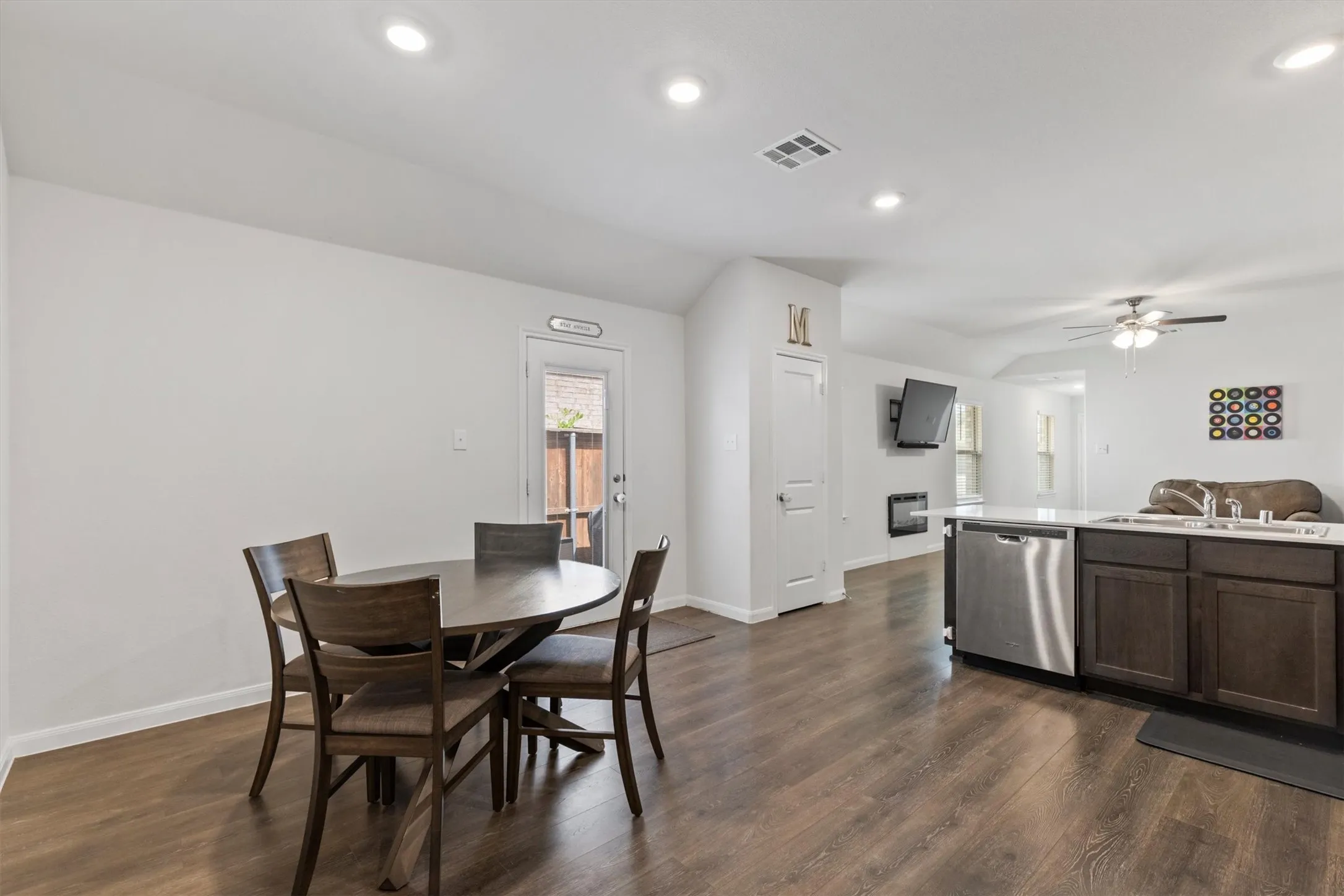 Single Family Residence For Sale in Grayson County , 3916 Oak Creek Circle, Denison, Texas 75020, 3 Bedroom, 2 Bathroom, 2 Garage spaces, 1,517 Sqft, built in 2021, mls#21311432, Real Estate Agent in Denison, Homes For Sale in Grayson county, Homes For Sale in Denison, Realtor in Denison Texas, Real Estate Brokerage Independent Realty Texas, Luminita Cordes Realtor