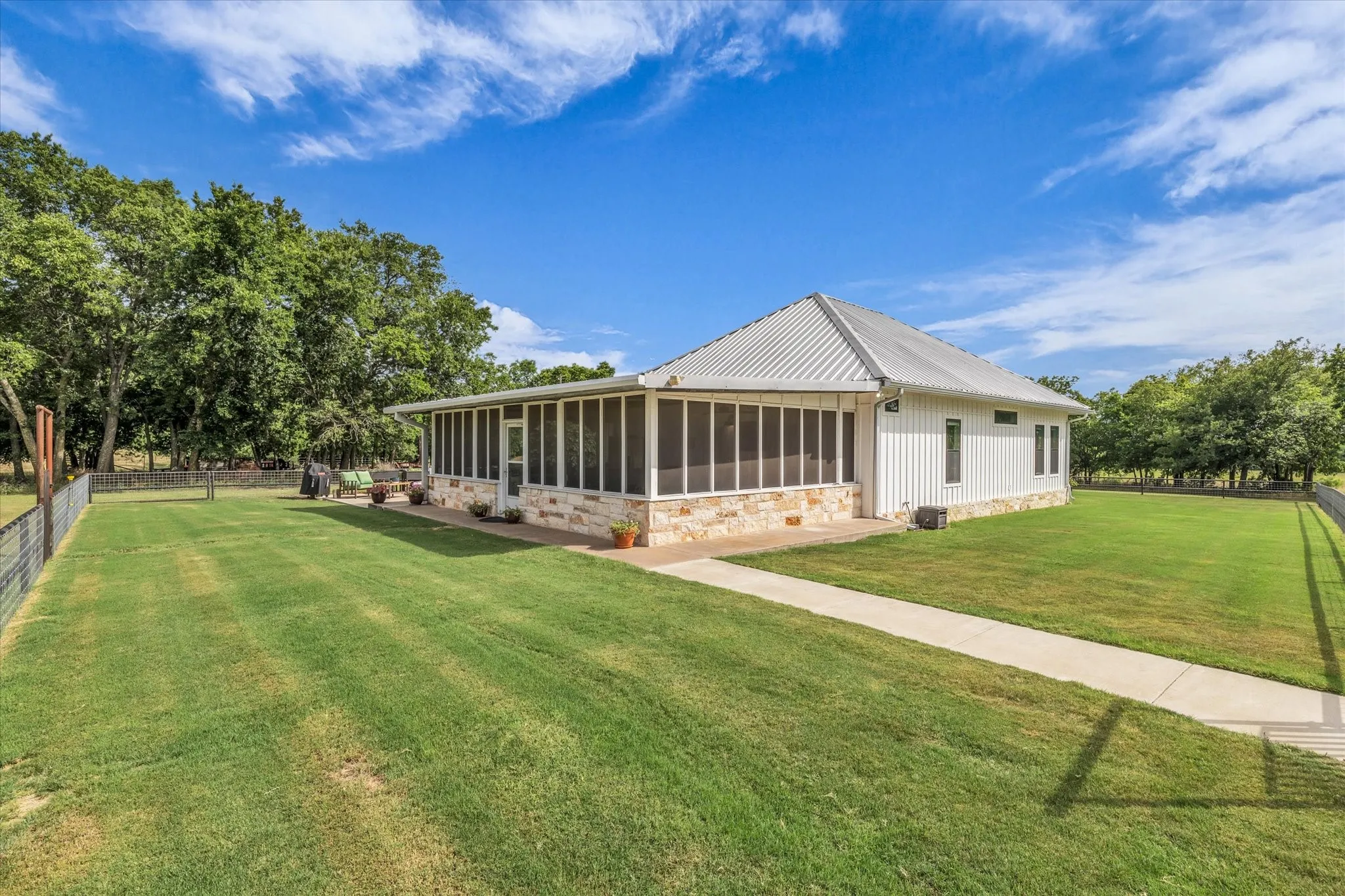 Farm For Sale in Bosque County , 362 County Road 3230, Clifton, Texas 76634, 2 Bedroom, 2 Bathroom, Garage spaces, 1,408 Sqft, built in 1945, mls#21313080, Real Estate Agent in Clifton, Homes For Sale in Bosque county, Homes For Sale in Clifton, Realtor in Clifton Texas, Real Estate Brokerage Independent Realty Texas, Luminita Cordes Realtor
