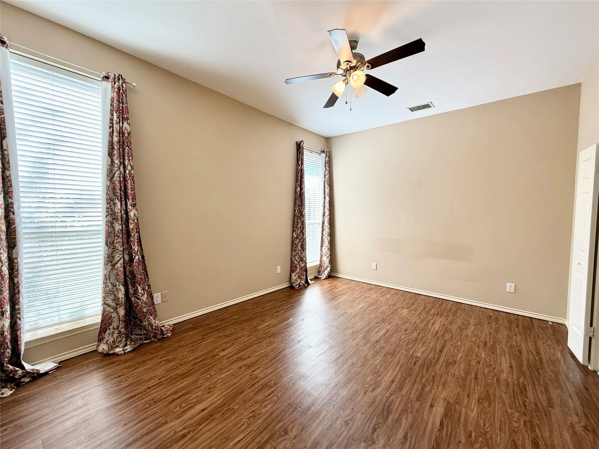 Single Family Residence For Rent in Rockwall County , 8902 Bayshore Lane, Rowlett, Texas 75088, 4 Bedroom, 3 Bathroom, 2 Garage spaces, 1,953 Sqft, built in 1990, mls#21313100, Real Estate Agent in Rowlett, Homes For Rent in Rockwall county, Homes For Rent in Rowlett, Realtor in Rowlett Texas, Real Estate Brokerage Independent Realty Texas, Luminita Cordes Realtor