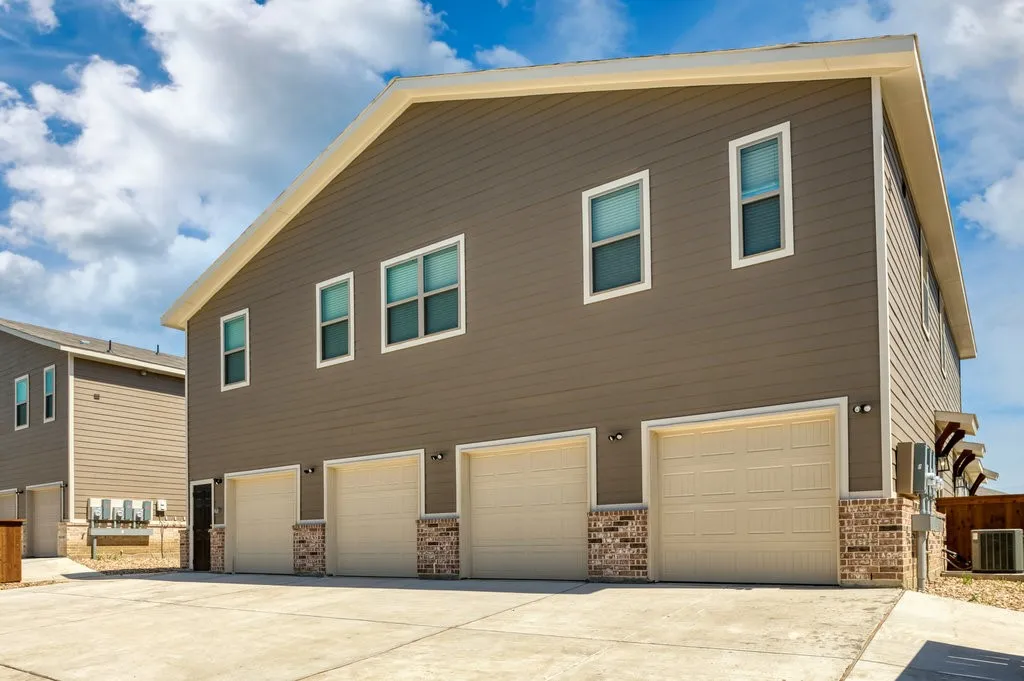 Apartment For Rent in Ellis County , 750 Fallow Drive, Venus, Texas 76084, 2 Bedroom, 2 Bathroom, 1 Garage spaces, 1,274 Sqft, built in 2023, mls#21313113, Real Estate Agent in Venus, Homes For Rent in Ellis county, Homes For Rent in Venus, Realtor in Venus Texas, Real Estate Brokerage Independent Realty Texas, Luminita Cordes Realtor