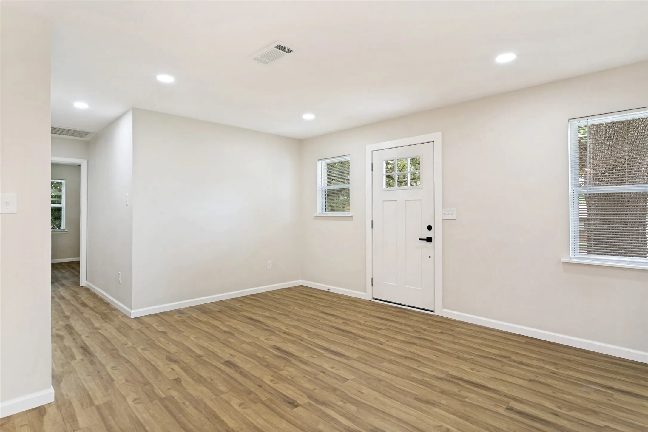 Single Family Residence For Rent in Tarrant County , 904 Bryan Drive, Bedford, Texas 76022, 3 Bedroom, 2 Bathroom, Garage spaces, 1,309 Sqft, built in 1960, mls#21313111, Real Estate Agent in Bedford, Homes For Rent in Tarrant county, Homes For Rent in Bedford, Realtor in Bedford Texas, Real Estate Brokerage Independent Realty Texas, Luminita Cordes Realtor