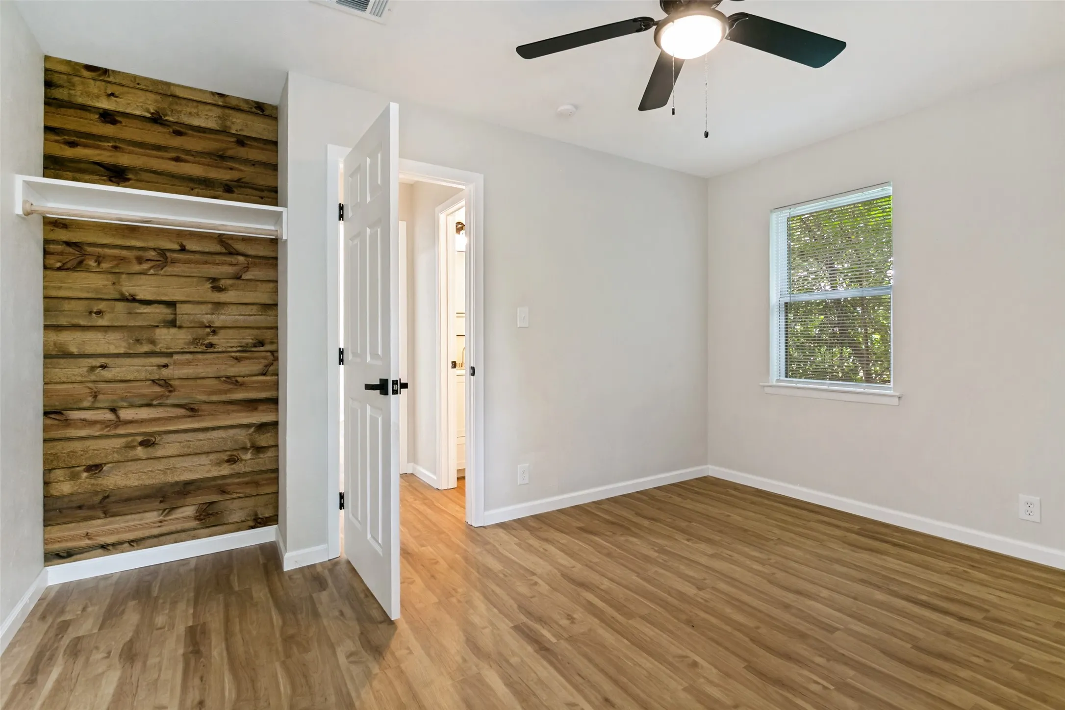 Single Family Residence For Rent in Tarrant County , 904 Bryan Drive, Bedford, Texas 76022, 3 Bedroom, 2 Bathroom, Garage spaces, 1,309 Sqft, built in 1960, mls#21313111, Real Estate Agent in Bedford, Homes For Rent in Tarrant county, Homes For Rent in Bedford, Realtor in Bedford Texas, Real Estate Brokerage Independent Realty Texas, Luminita Cordes Realtor