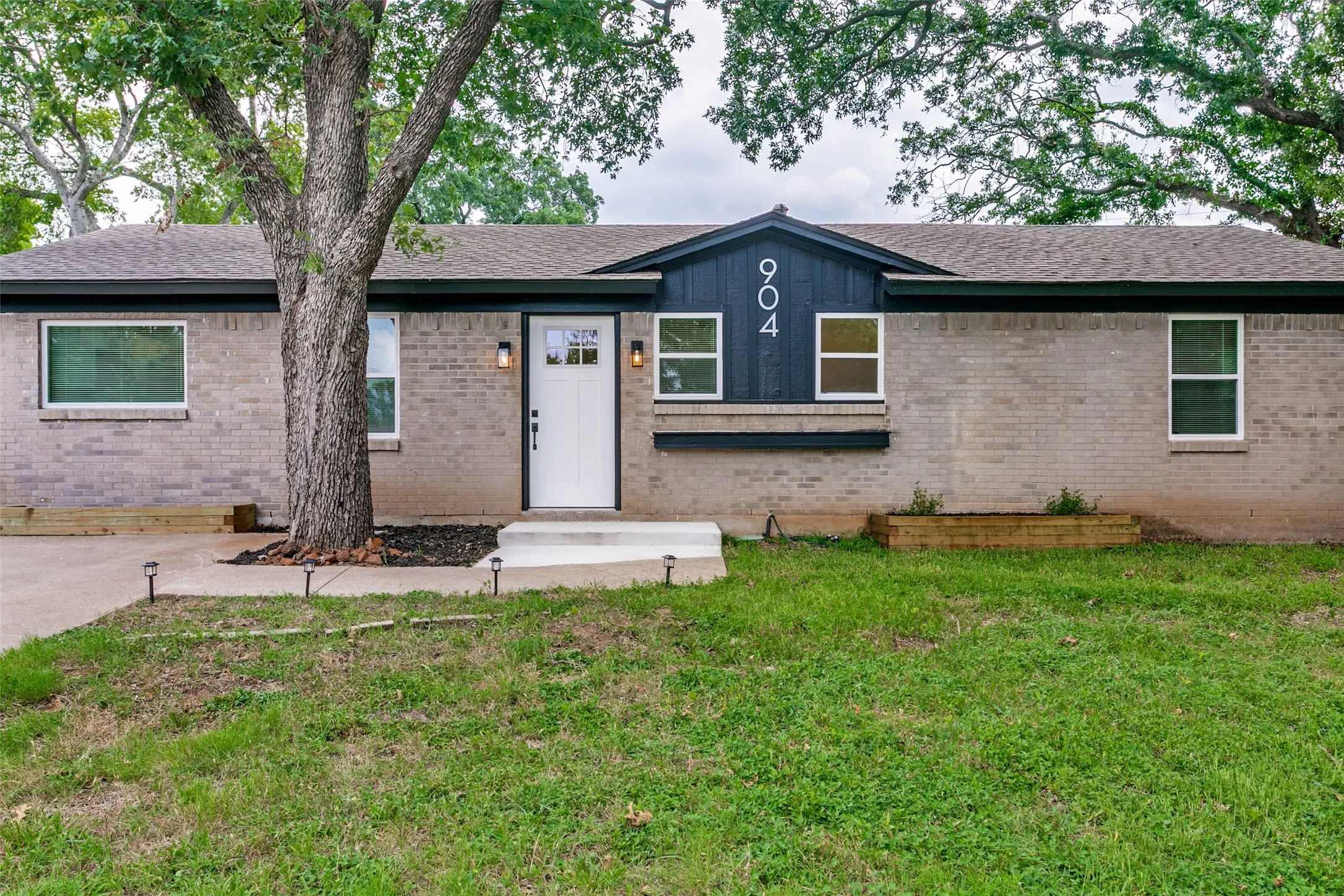 Single Family Residence For Rent in Tarrant County , 904 Bryan Drive, Bedford, Texas 76022, 3 Bedroom, 2 Bathroom, Garage spaces, 1,309 Sqft, built in 1960, mls#21313111, Real Estate Agent in Bedford, Homes For Rent in Tarrant county, Homes For Rent in Bedford, Realtor in Bedford Texas, Real Estate Brokerage Independent Realty Texas, Luminita Cordes Realtor