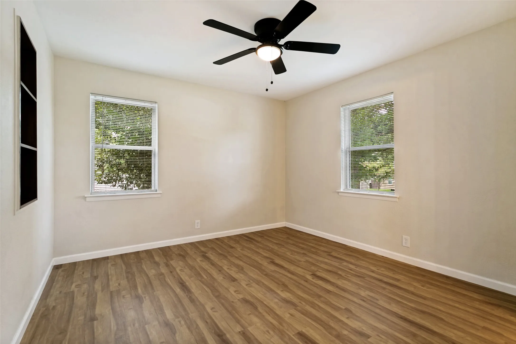 Single Family Residence For Rent in Tarrant County , 904 Bryan Drive, Bedford, Texas 76022, 3 Bedroom, 2 Bathroom, Garage spaces, 1,309 Sqft, built in 1960, mls#21313111, Real Estate Agent in Bedford, Homes For Rent in Tarrant county, Homes For Rent in Bedford, Realtor in Bedford Texas, Real Estate Brokerage Independent Realty Texas, Luminita Cordes Realtor