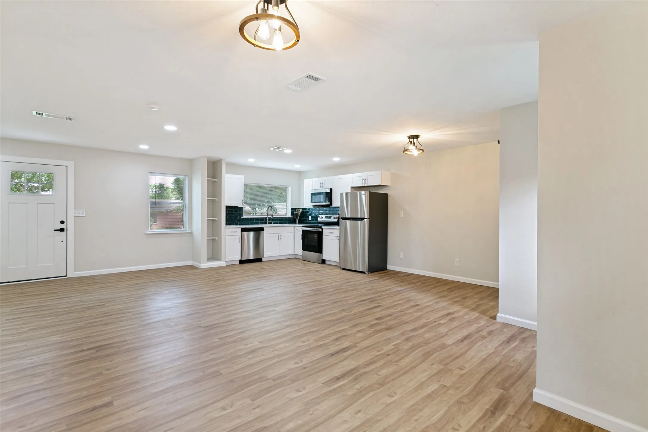 Single Family Residence For Rent in Tarrant County , 904 Bryan Drive, Bedford, Texas 76022, 3 Bedroom, 2 Bathroom, Garage spaces, 1,309 Sqft, built in 1960, mls#21313111, Real Estate Agent in Bedford, Homes For Rent in Tarrant county, Homes For Rent in Bedford, Realtor in Bedford Texas, Real Estate Brokerage Independent Realty Texas, Luminita Cordes Realtor