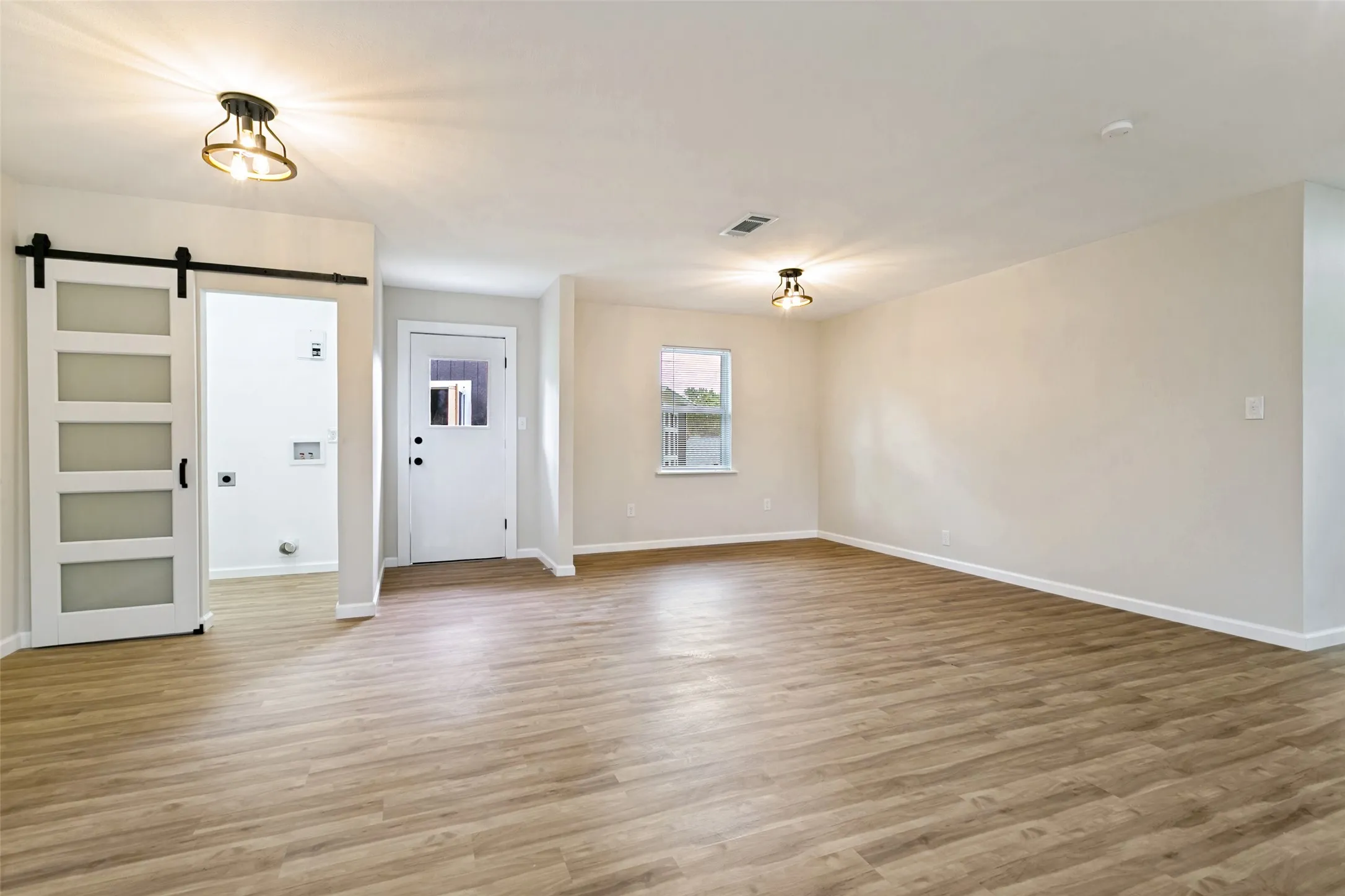 Single Family Residence For Rent in Tarrant County , 904 Bryan Drive, Bedford, Texas 76022, 3 Bedroom, 2 Bathroom, Garage spaces, 1,309 Sqft, built in 1960, mls#21313111, Real Estate Agent in Bedford, Homes For Rent in Tarrant county, Homes For Rent in Bedford, Realtor in Bedford Texas, Real Estate Brokerage Independent Realty Texas, Luminita Cordes Realtor