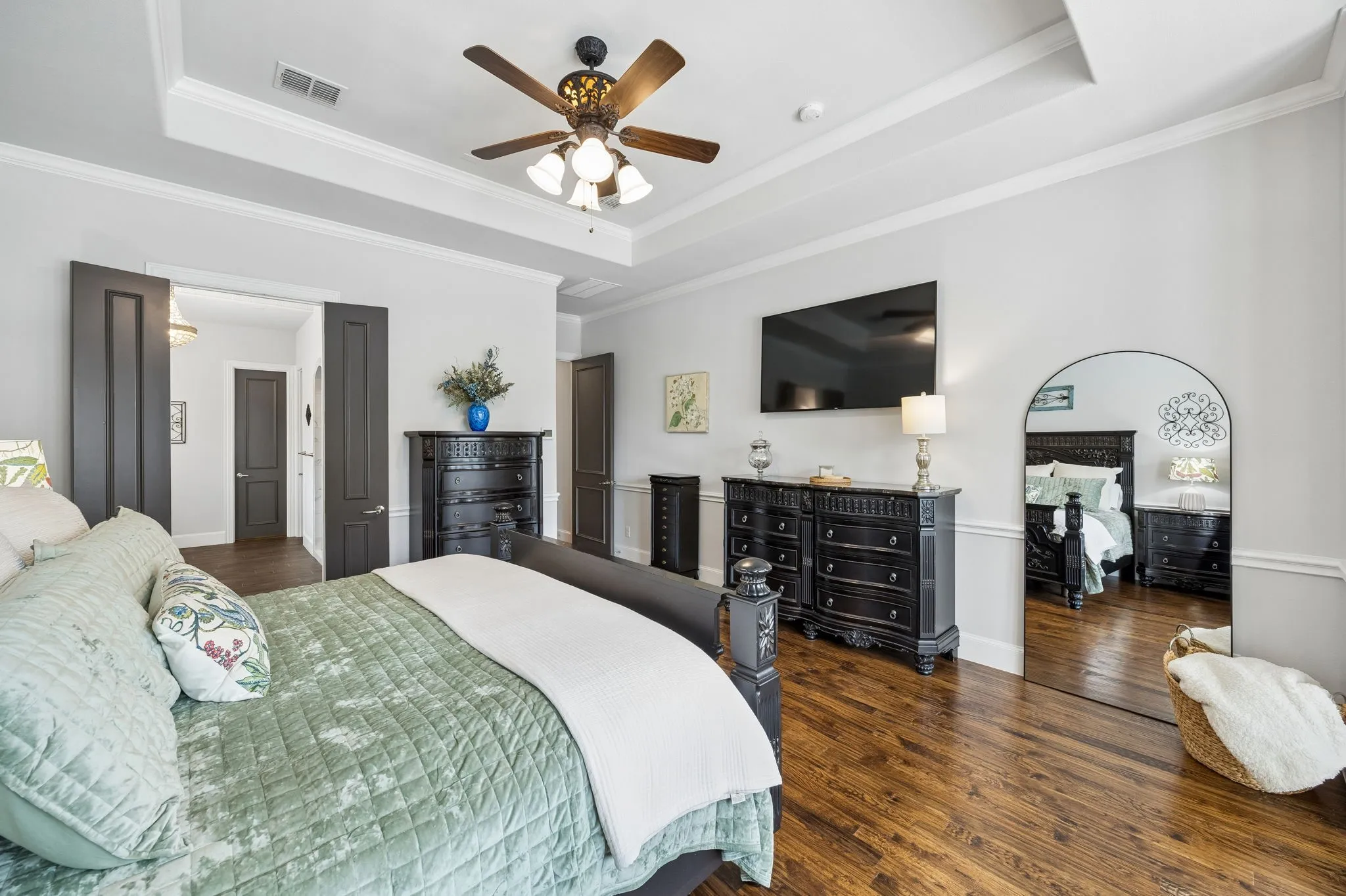 Gorgeous tray ceiling, hardwood floors.  Ensuite bath through double doors.