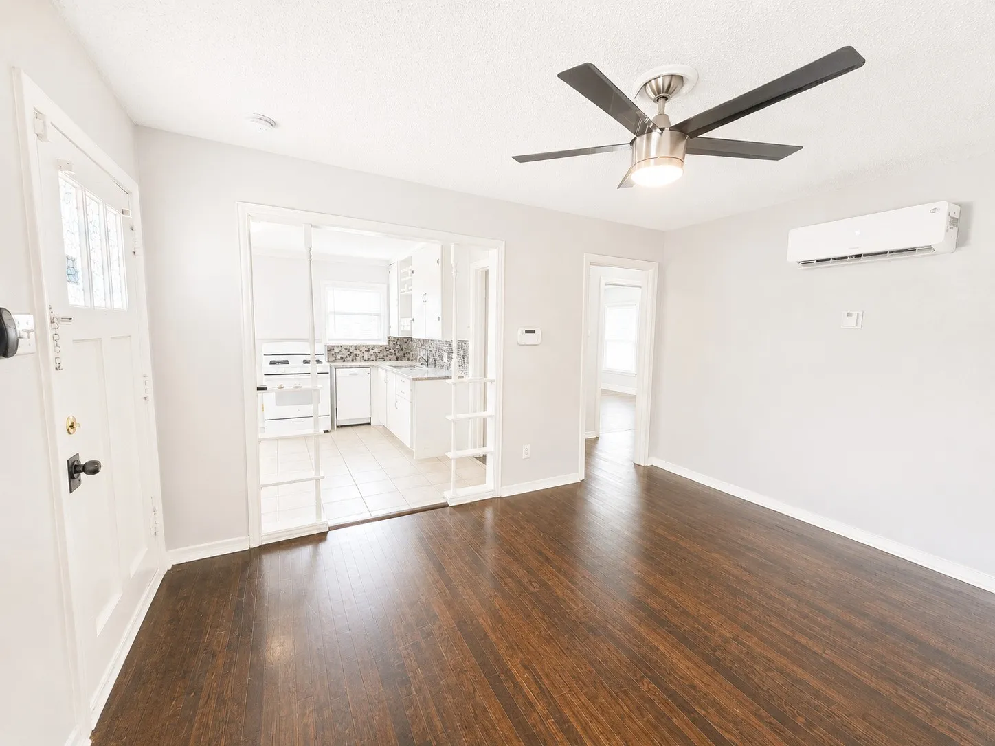 Duplex For Rent in Tarrant County , 1817 Brittain Street, Fort Worth, Texas 76111, 2 Bedroom, 1 Bathroom, Garage spaces, 765 Sqft, built in 1947, mls#21310872, Real Estate Agent in Fort Worth, Homes For Rent in Tarrant county, Homes For Rent in Fort Worth, Realtor in Fort Worth Texas, Real Estate Brokerage Independent Realty Texas, Luminita Cordes Realtor