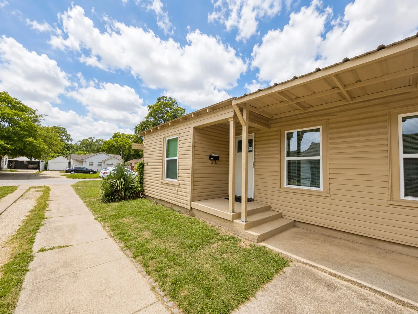 Duplex For Rent in Tarrant County , 1817 Brittain Street, Fort Worth, Texas 76111, 2 Bedroom, 1 Bathroom, Garage spaces, 765 Sqft, built in 1947, mls#21310872, Real Estate Agent in Fort Worth, Homes For Rent in Tarrant county, Homes For Rent in Fort Worth, Realtor in Fort Worth Texas, Real Estate Brokerage Independent Realty Texas, Luminita Cordes Realtor
