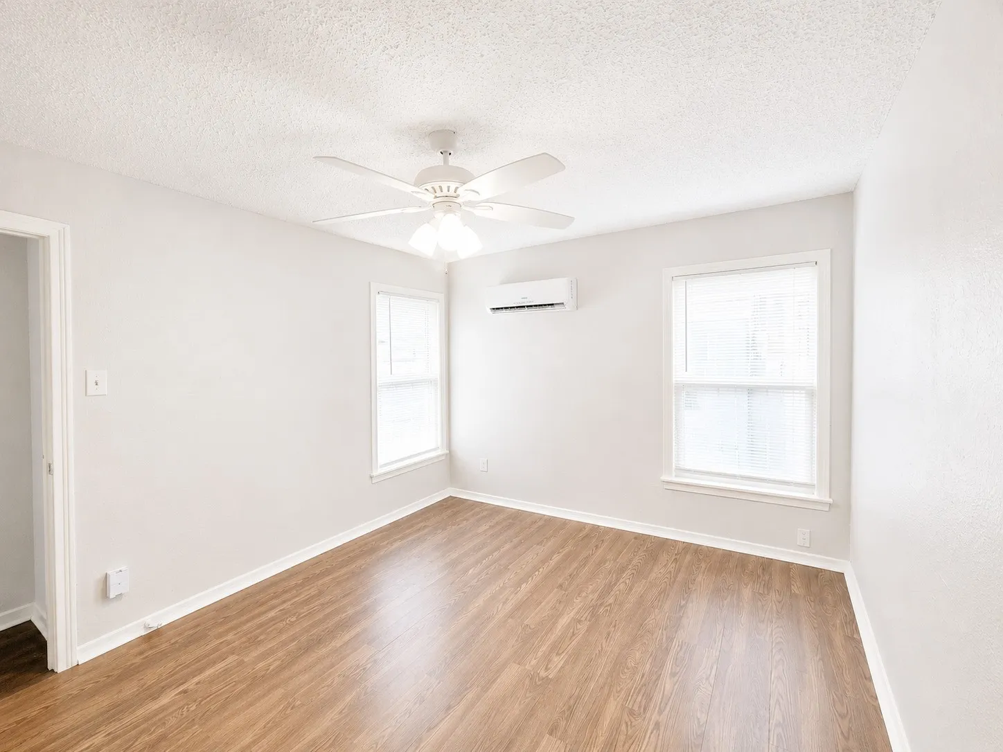 Duplex For Rent in Tarrant County , 1819 Brittain Street, Fort Worth, Texas 76111, 2 Bedroom, 1 Bathroom, Garage spaces, 765 Sqft, built in 1947, mls#21310750, Real Estate Agent in Fort Worth, Homes For Rent in Tarrant county, Homes For Rent in Fort Worth, Realtor in Fort Worth Texas, Real Estate Brokerage Independent Realty Texas, Luminita Cordes Realtor