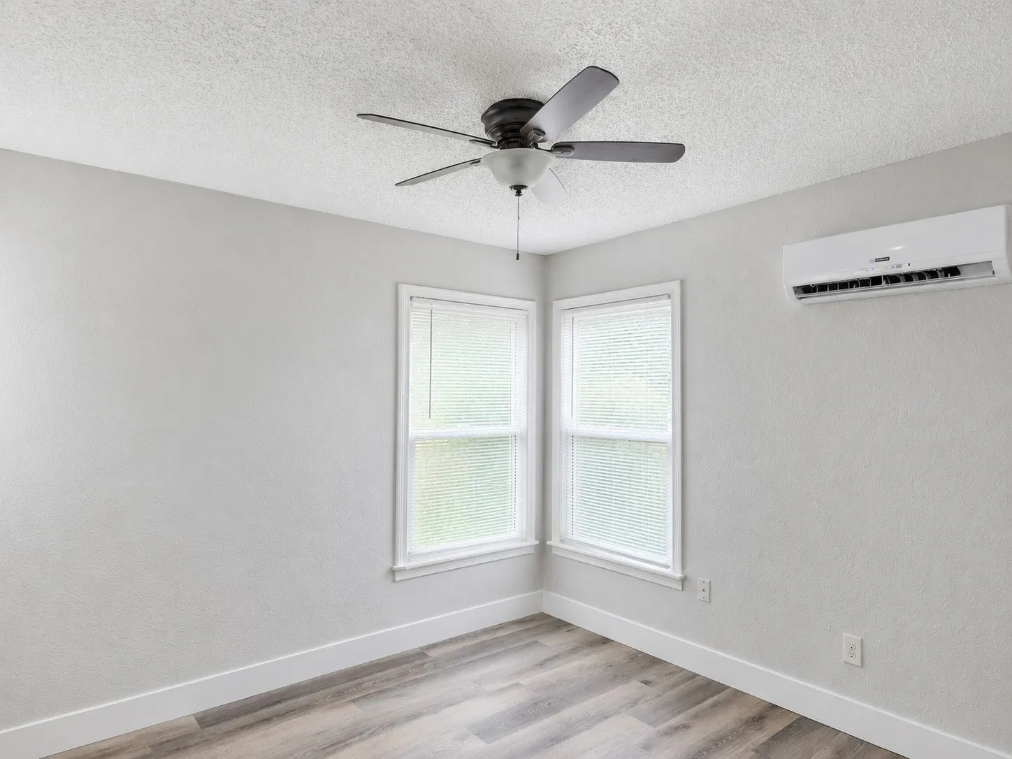 Duplex For Rent in Tarrant County , 1819 Brittain Street, Fort Worth, Texas 76111, 2 Bedroom, 1 Bathroom, Garage spaces, 765 Sqft, built in 1947, mls#21310750, Real Estate Agent in Fort Worth, Homes For Rent in Tarrant county, Homes For Rent in Fort Worth, Realtor in Fort Worth Texas, Real Estate Brokerage Independent Realty Texas, Luminita Cordes Realtor