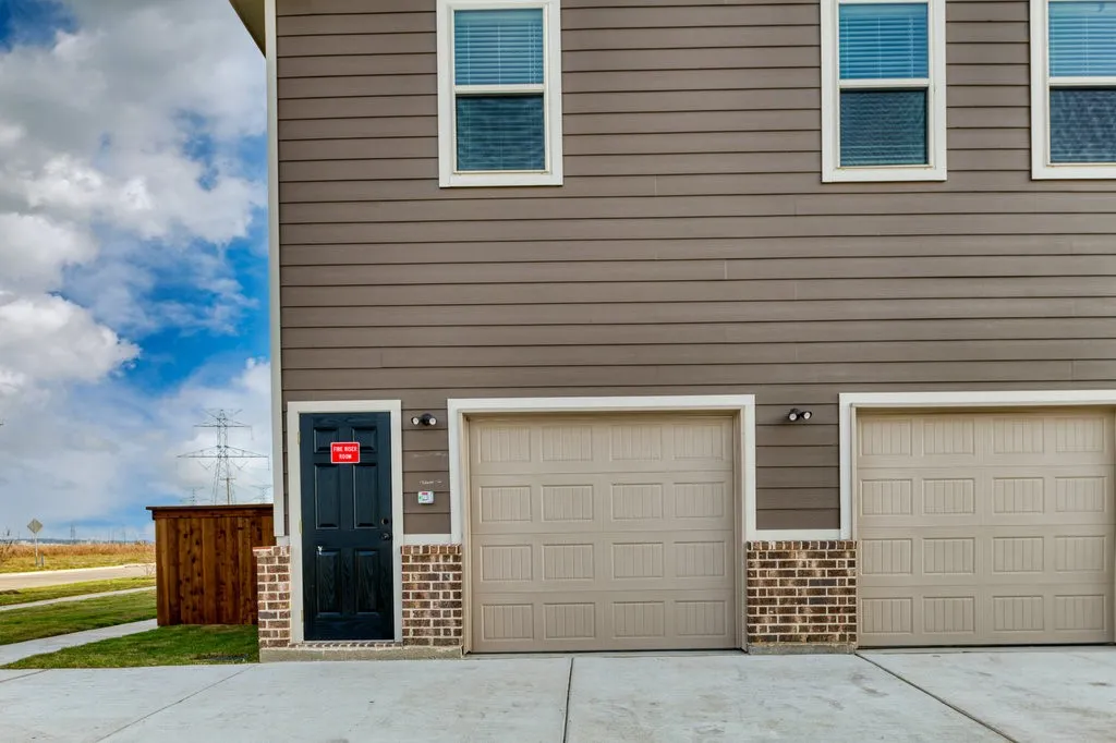 Quadruplex For Rent in Ellis County , 747 Harvest Moon Drive, Venus, Texas 76084, 2 Bedroom, 2 Bathroom, 1 Garage spaces, 1,274 Sqft, built in 2021, mls#21313135, Real Estate Agent in Venus, Homes For Rent in Ellis county, Homes For Rent in Venus, Realtor in Venus Texas, Real Estate Brokerage Independent Realty Texas, Luminita Cordes Realtor