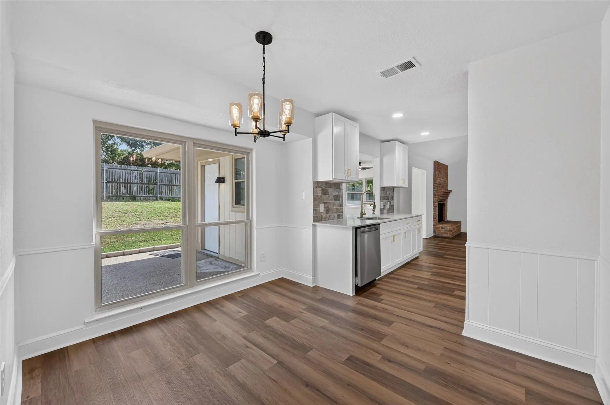 Single Family Residence For Sale in Tarrant County , 3420 Denbury Drive, Fort Worth, Texas 76133, 3 Bedroom, 2 Bathroom, 2 Garage spaces, 1,980 Sqft, built in 1975, mls#21249201, Real Estate Agent in Fort Worth, Homes For Sale in Tarrant county, Homes For Sale in Fort Worth, Realtor in Fort Worth Texas, Real Estate Brokerage Independent Realty Texas, Luminita Cordes Realtor