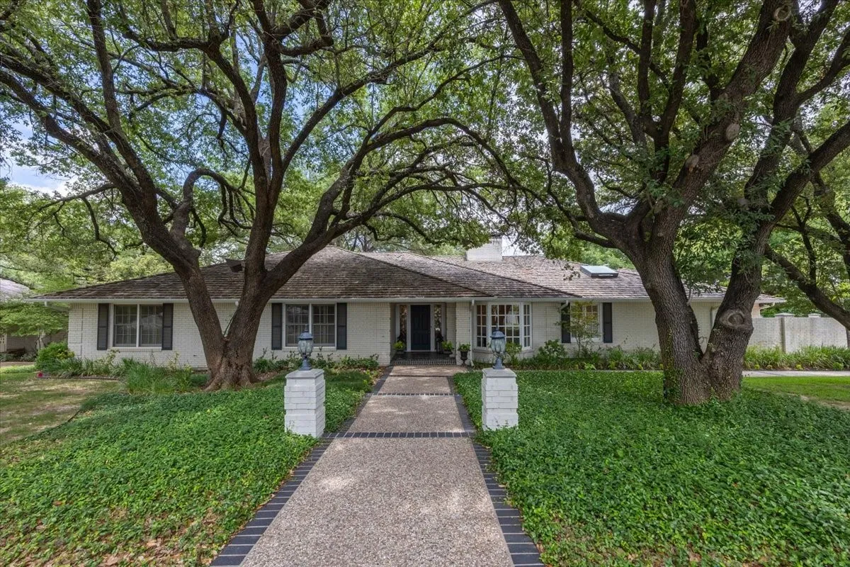 Single Family Residence For Sale in Tarrant County , 2209 Canterbury Drive, Westover Hills, Texas 76107, 4 Bedroom, 4 Bathroom, 3 Garage spaces, 4,124 Sqft, built in 1968, mls#21312764, Real Estate Agent in Westover Hills, Homes For Sale in Tarrant county, Homes For Sale in Westover Hills, Realtor in Westover Hills Texas, Real Estate Brokerage Independent Realty Texas, Luminita Cordes Realtor