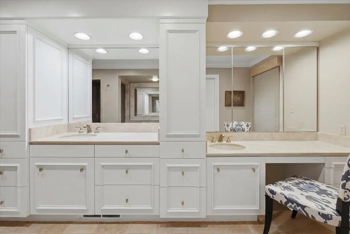 Single Family Residence For Sale in Tarrant County , 2209 Canterbury Drive, Westover Hills, Texas 76107, 4 Bedroom, 4 Bathroom, 3 Garage spaces, 4,124 Sqft, built in 1968, mls#21312764, Real Estate Agent in Westover Hills, Homes For Sale in Tarrant county, Homes For Sale in Westover Hills, Realtor in Westover Hills Texas, Real Estate Brokerage Independent Realty Texas, Luminita Cordes Realtor
