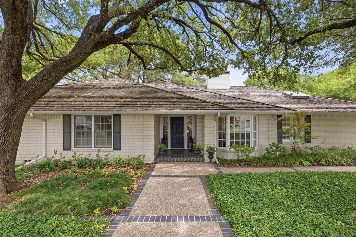 Single Family Residence For Sale in Tarrant County , 2209 Canterbury Drive, Westover Hills, Texas 76107, 4 Bedroom, 4 Bathroom, 3 Garage spaces, 4,124 Sqft, built in 1968, mls#21312764, Real Estate Agent in Westover Hills, Homes For Sale in Tarrant county, Homes For Sale in Westover Hills, Realtor in Westover Hills Texas, Real Estate Brokerage Independent Realty Texas, Luminita Cordes Realtor