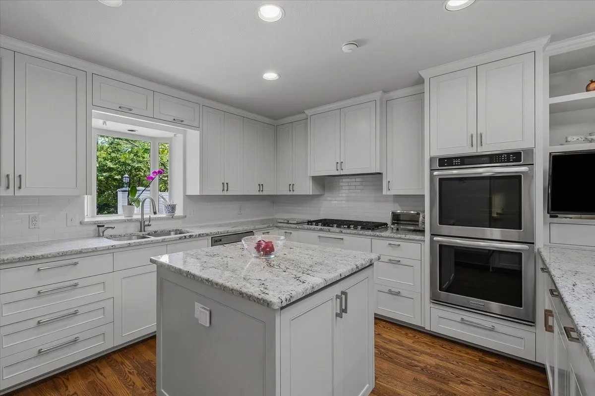 Single Family Residence For Sale in Tarrant County , 2209 Canterbury Drive, Westover Hills, Texas 76107, 4 Bedroom, 4 Bathroom, 3 Garage spaces, 4,124 Sqft, built in 1968, mls#21312764, Real Estate Agent in Westover Hills, Homes For Sale in Tarrant county, Homes For Sale in Westover Hills, Realtor in Westover Hills Texas, Real Estate Brokerage Independent Realty Texas, Luminita Cordes Realtor