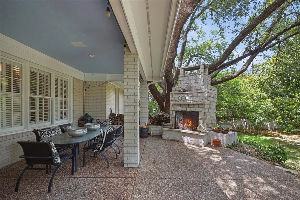 Single Family Residence For Sale in Tarrant County , 2209 Canterbury Drive, Westover Hills, Texas 76107, 4 Bedroom, 4 Bathroom, 3 Garage spaces, 4,124 Sqft, built in 1968, mls#21312764, Real Estate Agent in Westover Hills, Homes For Sale in Tarrant county, Homes For Sale in Westover Hills, Realtor in Westover Hills Texas, Real Estate Brokerage Independent Realty Texas, Luminita Cordes Realtor