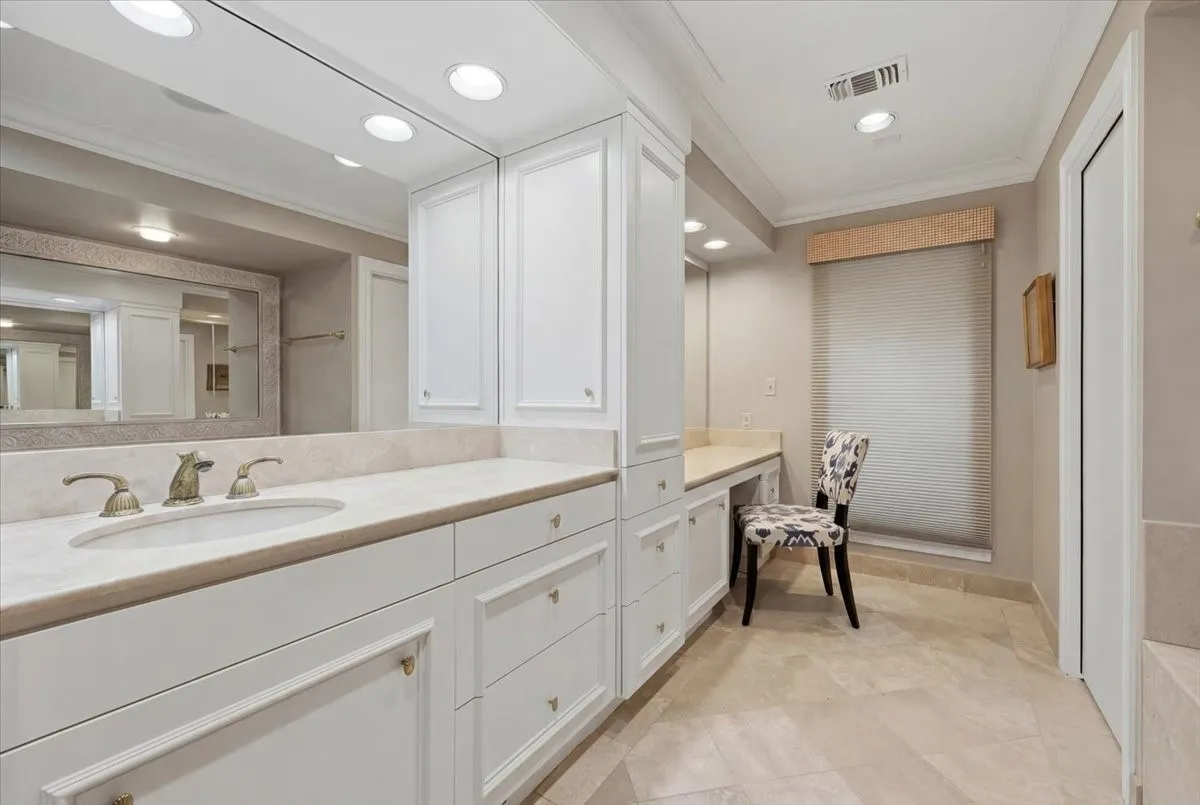 Single Family Residence For Sale in Tarrant County , 2209 Canterbury Drive, Westover Hills, Texas 76107, 4 Bedroom, 4 Bathroom, 3 Garage spaces, 4,124 Sqft, built in 1968, mls#21312764, Real Estate Agent in Westover Hills, Homes For Sale in Tarrant county, Homes For Sale in Westover Hills, Realtor in Westover Hills Texas, Real Estate Brokerage Independent Realty Texas, Luminita Cordes Realtor