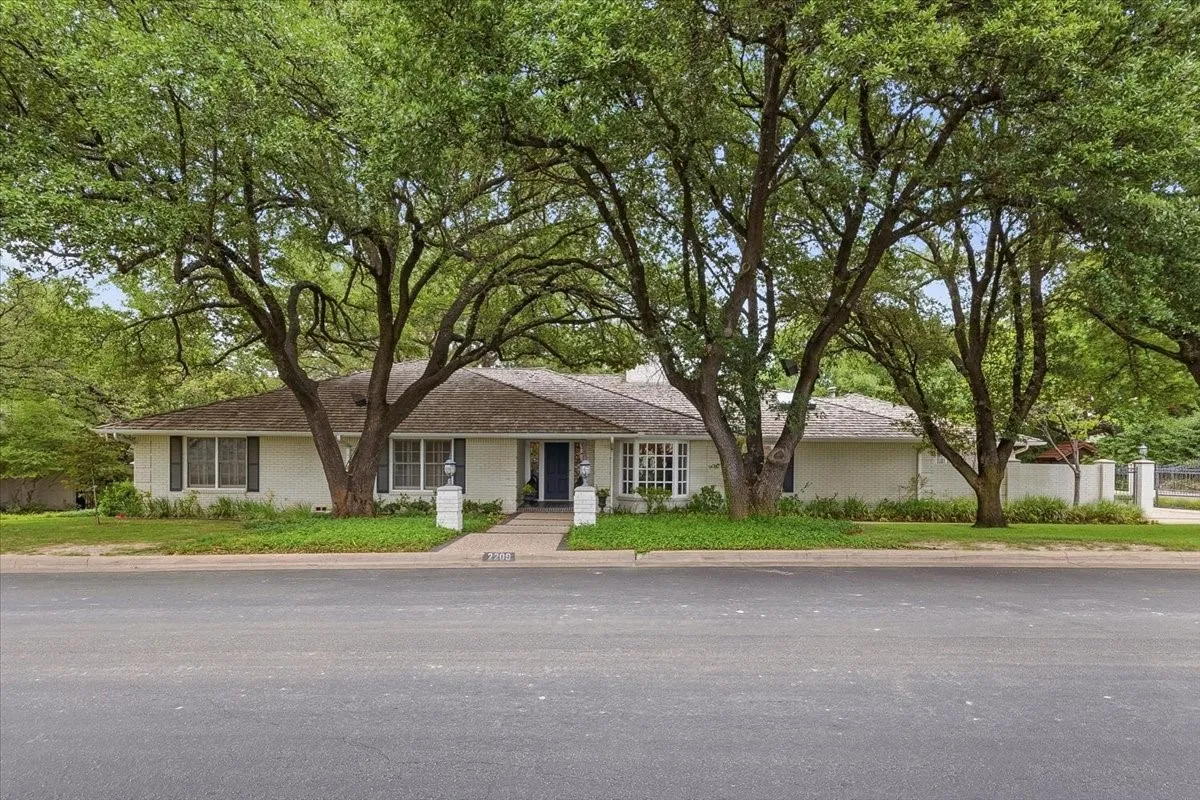 Single Family Residence For Sale in Tarrant County , 2209 Canterbury Drive, Westover Hills, Texas 76107, 4 Bedroom, 4 Bathroom, 3 Garage spaces, 4,124 Sqft, built in 1968, mls#21312764, Real Estate Agent in Westover Hills, Homes For Sale in Tarrant county, Homes For Sale in Westover Hills, Realtor in Westover Hills Texas, Real Estate Brokerage Independent Realty Texas, Luminita Cordes Realtor