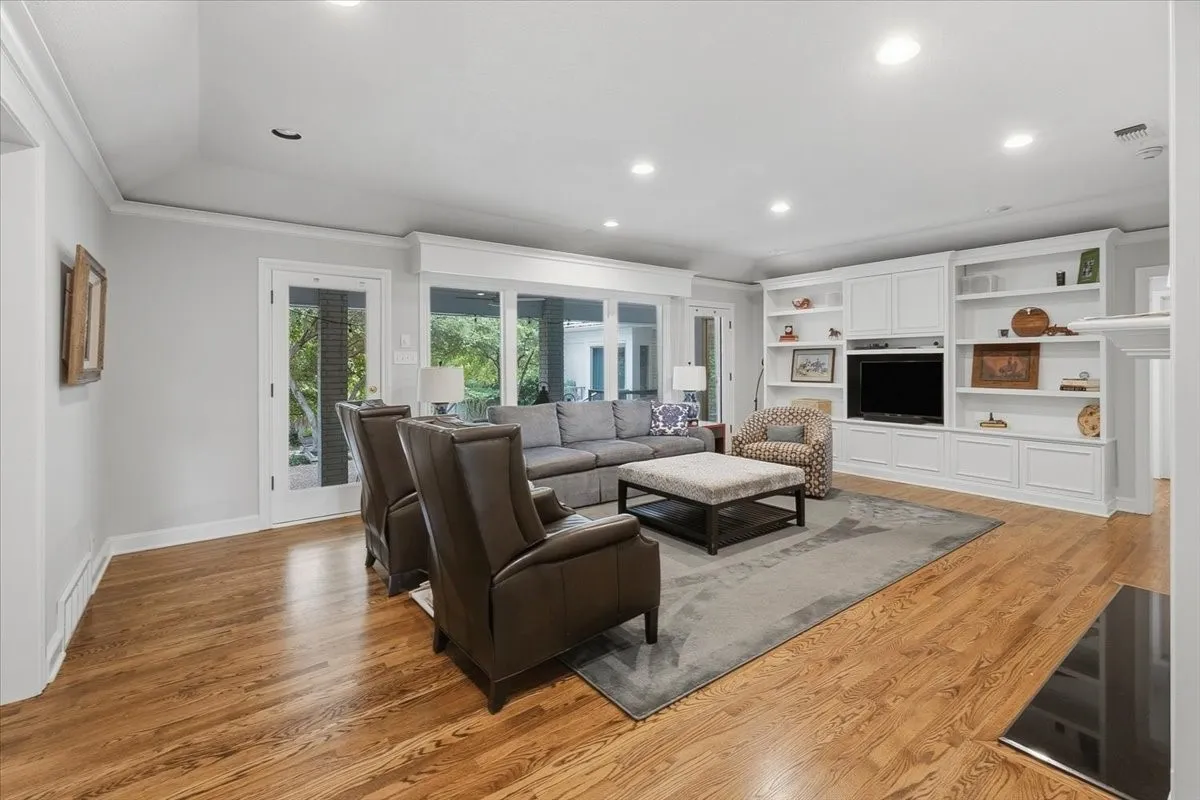 Single Family Residence For Sale in Tarrant County , 2209 Canterbury Drive, Westover Hills, Texas 76107, 4 Bedroom, 4 Bathroom, 3 Garage spaces, 4,124 Sqft, built in 1968, mls#21312764, Real Estate Agent in Westover Hills, Homes For Sale in Tarrant county, Homes For Sale in Westover Hills, Realtor in Westover Hills Texas, Real Estate Brokerage Independent Realty Texas, Luminita Cordes Realtor