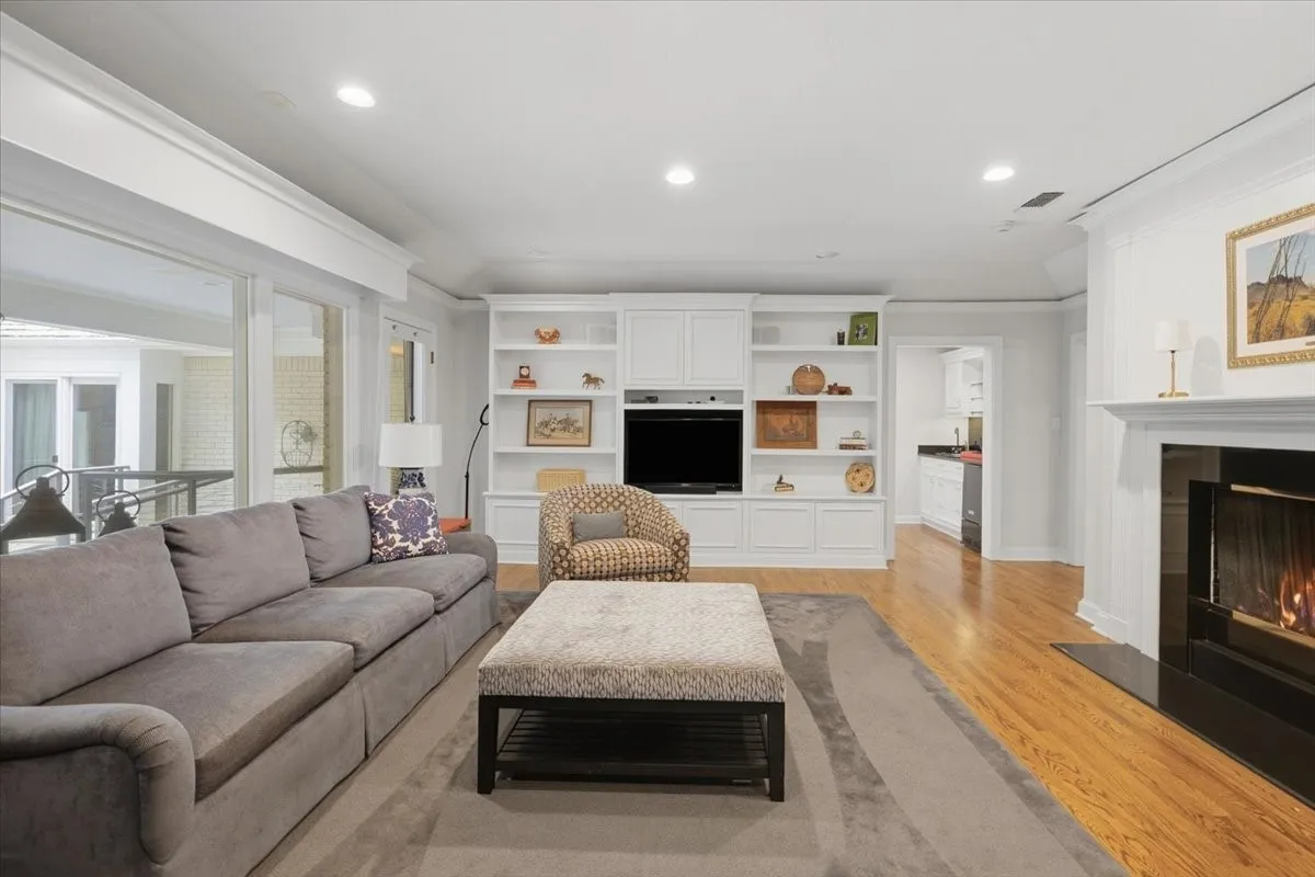 Single Family Residence For Sale in Tarrant County , 2209 Canterbury Drive, Westover Hills, Texas 76107, 4 Bedroom, 4 Bathroom, 3 Garage spaces, 4,124 Sqft, built in 1968, mls#21312764, Real Estate Agent in Westover Hills, Homes For Sale in Tarrant county, Homes For Sale in Westover Hills, Realtor in Westover Hills Texas, Real Estate Brokerage Independent Realty Texas, Luminita Cordes Realtor