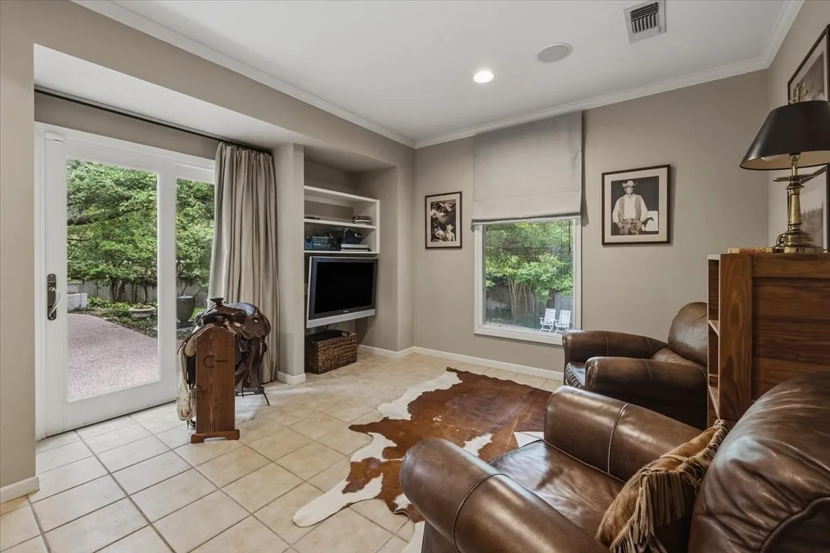 Single Family Residence For Sale in Tarrant County , 2209 Canterbury Drive, Westover Hills, Texas 76107, 4 Bedroom, 4 Bathroom, 3 Garage spaces, 4,124 Sqft, built in 1968, mls#21312764, Real Estate Agent in Westover Hills, Homes For Sale in Tarrant county, Homes For Sale in Westover Hills, Realtor in Westover Hills Texas, Real Estate Brokerage Independent Realty Texas, Luminita Cordes Realtor