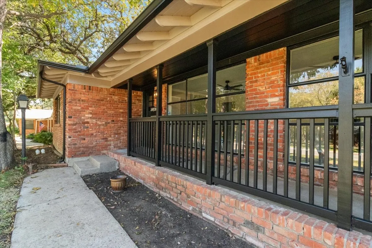 Single Family Residence For Sale in Tarrant County , 6000 Monterrey Drive, Fort Worth, Texas 76112, 4 Bedroom, 3 Bathroom, Garage spaces, 2,189 Sqft, built in 1955, mls#21313195, Real Estate Agent in Fort Worth, Homes For Sale in Tarrant county, Homes For Sale in Fort Worth, Realtor in Fort Worth Texas, Real Estate Brokerage Independent Realty Texas, Luminita Cordes Realtor