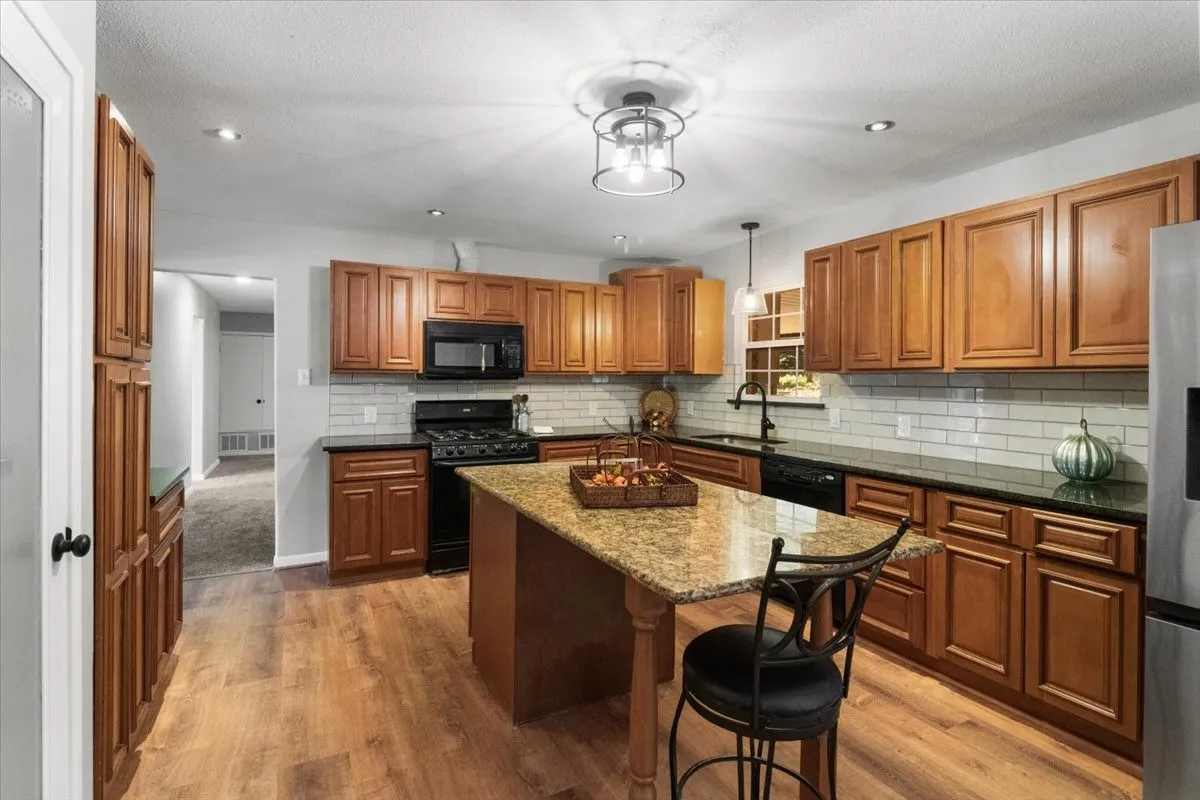 Single Family Residence For Sale in Tarrant County , 6000 Monterrey Drive, Fort Worth, Texas 76112, 4 Bedroom, 3 Bathroom, Garage spaces, 2,189 Sqft, built in 1955, mls#21313195, Real Estate Agent in Fort Worth, Homes For Sale in Tarrant county, Homes For Sale in Fort Worth, Realtor in Fort Worth Texas, Real Estate Brokerage Independent Realty Texas, Luminita Cordes Realtor