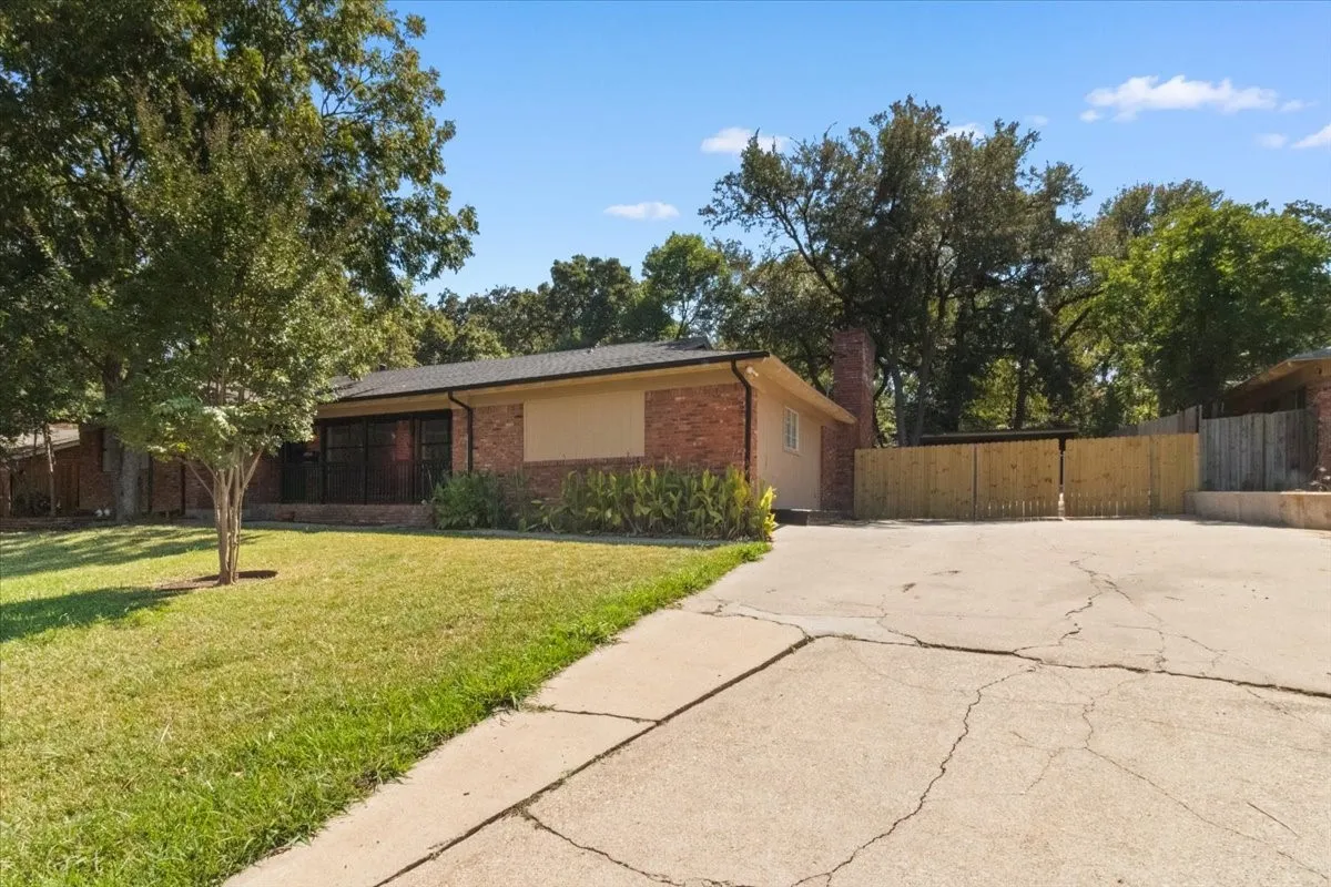 Single Family Residence For Sale in Tarrant County , 6000 Monterrey Drive, Fort Worth, Texas 76112, 4 Bedroom, 3 Bathroom, Garage spaces, 2,189 Sqft, built in 1955, mls#21313195, Real Estate Agent in Fort Worth, Homes For Sale in Tarrant county, Homes For Sale in Fort Worth, Realtor in Fort Worth Texas, Real Estate Brokerage Independent Realty Texas, Luminita Cordes Realtor