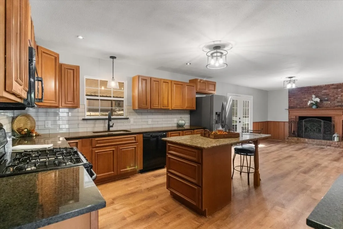 Single Family Residence For Sale in Tarrant County , 6000 Monterrey Drive, Fort Worth, Texas 76112, 4 Bedroom, 3 Bathroom, Garage spaces, 2,189 Sqft, built in 1955, mls#21313195, Real Estate Agent in Fort Worth, Homes For Sale in Tarrant county, Homes For Sale in Fort Worth, Realtor in Fort Worth Texas, Real Estate Brokerage Independent Realty Texas, Luminita Cordes Realtor