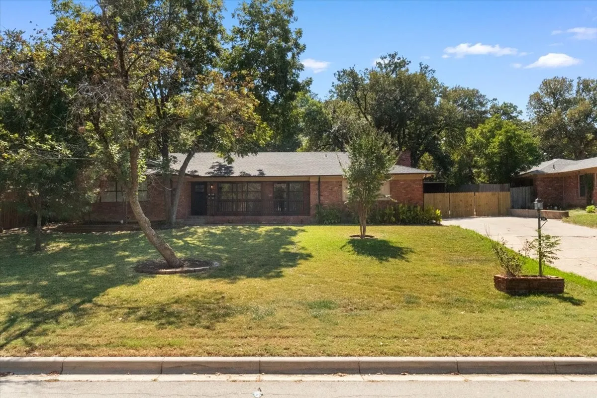 Single Family Residence For Sale in Tarrant County , 6000 Monterrey Drive, Fort Worth, Texas 76112, 4 Bedroom, 3 Bathroom, Garage spaces, 2,189 Sqft, built in 1955, mls#21313195, Real Estate Agent in Fort Worth, Homes For Sale in Tarrant county, Homes For Sale in Fort Worth, Realtor in Fort Worth Texas, Real Estate Brokerage Independent Realty Texas, Luminita Cordes Realtor