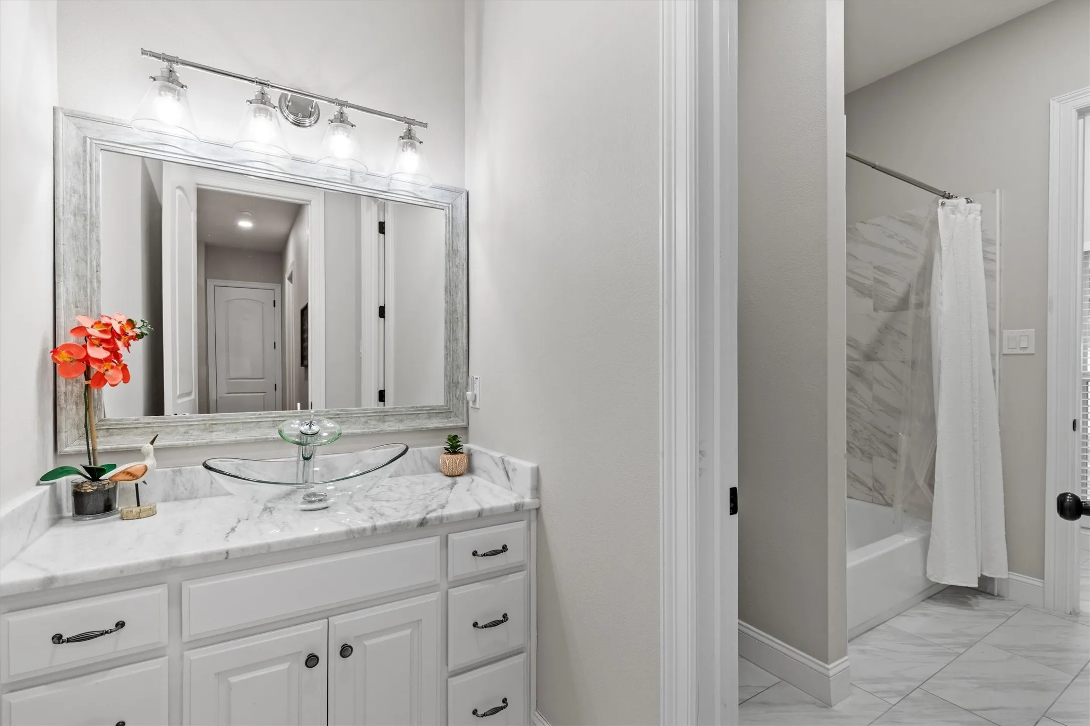 Single Family Residence For Sale in Rockwall County , 1187 N Country Lane, Rockwall, Texas 75087, 4 Bedroom, 4 Bathroom, 2 Garage spaces, 3,500 Sqft, built in 2020, mls#21312332, Real Estate Agent in Rockwall, Homes For Sale in Rockwall county, Homes For Sale in Rockwall, Realtor in Rockwall Texas, Real Estate Brokerage Independent Realty Texas, Luminita Cordes Realtor