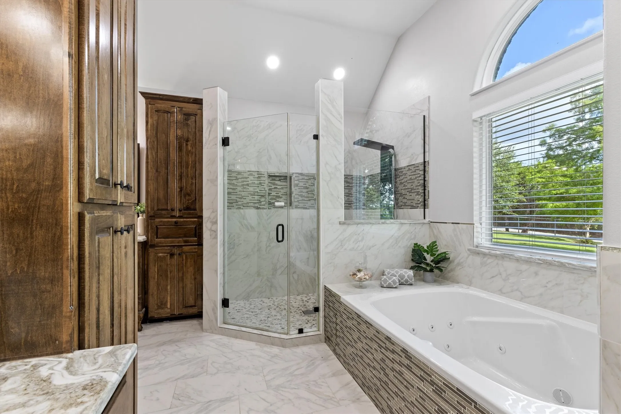 Single Family Residence For Sale in Rockwall County , 1187 N Country Lane, Rockwall, Texas 75087, 4 Bedroom, 4 Bathroom, 2 Garage spaces, 3,500 Sqft, built in 2020, mls#21312332, Real Estate Agent in Rockwall, Homes For Sale in Rockwall county, Homes For Sale in Rockwall, Realtor in Rockwall Texas, Real Estate Brokerage Independent Realty Texas, Luminita Cordes Realtor