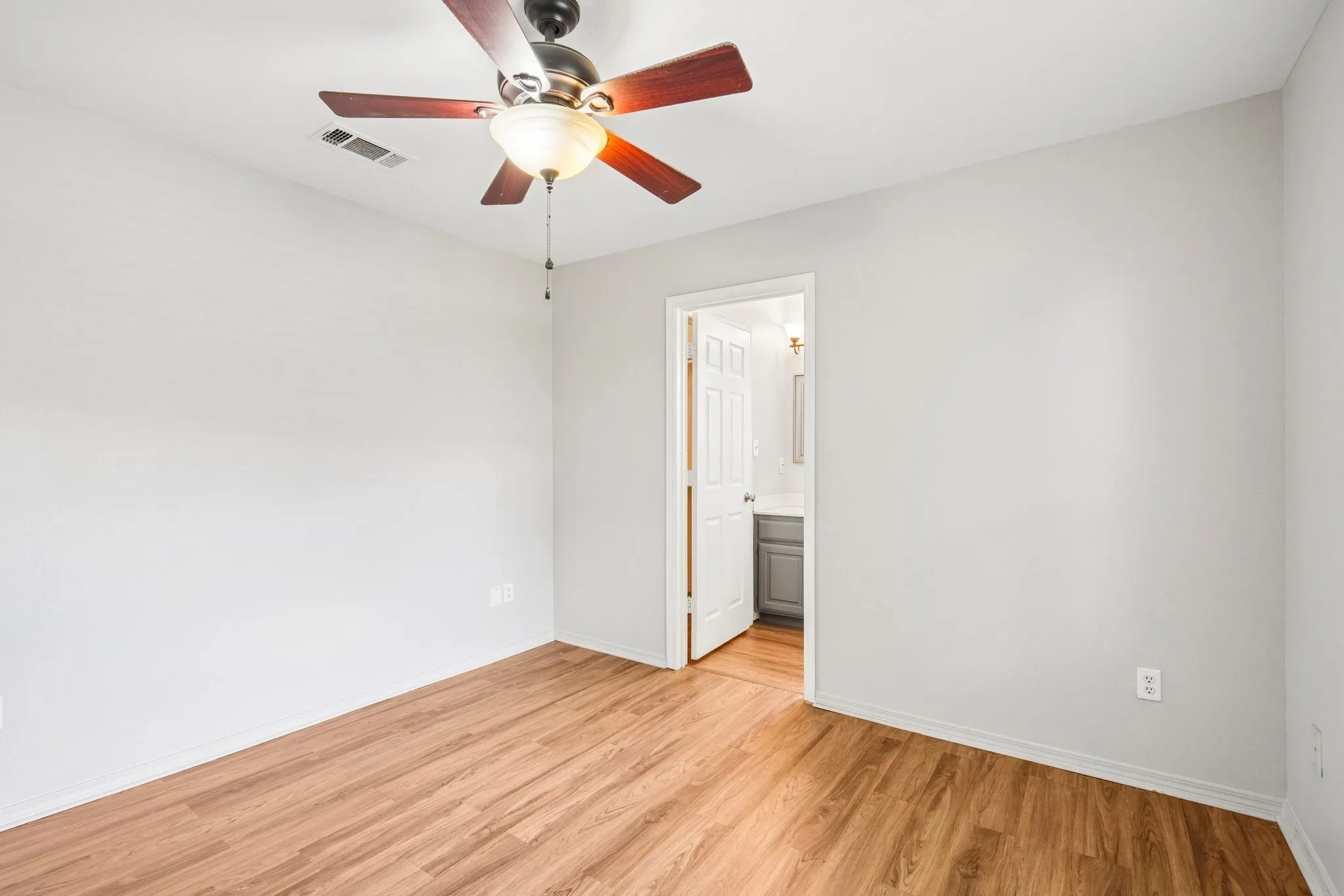 Single Family Residence For Sale in Collin County , 923 Rockwall Street, Mc Kinney, Texas 75069, 4 Bedroom, 2 Bathroom, Garage spaces, 1,570 Sqft, built in 2004, mls#21311811, Real Estate Agent in Mc Kinney, Homes For Sale in Collin county, Homes For Sale in Mc Kinney, Realtor in Mc Kinney Texas, Real Estate Brokerage Independent Realty Texas, Luminita Cordes Realtor