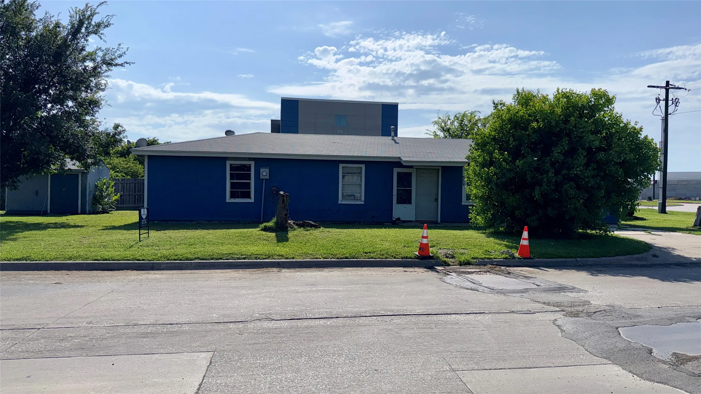 Single Family Residence For Sale in Denton County , 509 N 10th Street, Sanger, Texas 76266, 3 Bedrooms, 2 Bathrooms, Garage spaces, 1,152 Sqft, built in 1983, Price $195,000, mls#21311965, Real Estate Agent in Sanger, Homes For Sale in Denton county, Homes For Sale in Sanger, Realtor in Sanger Texas, Real Estate Brokerage Independent Realty Texas, Luminita Cordes Realtor