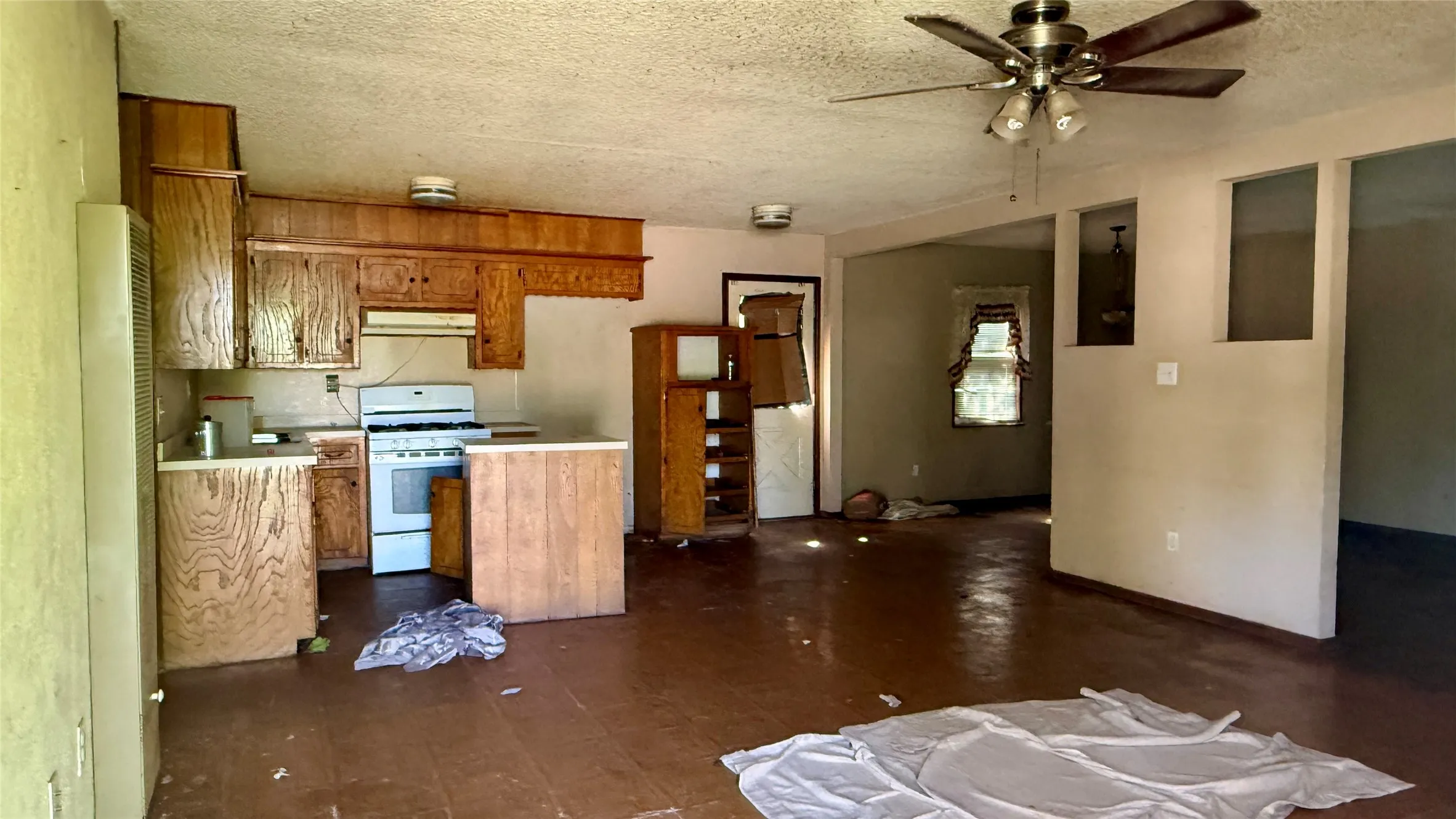 Single Family Residence For Sale in Denton County , 509 N 10th Street, Sanger, Texas 76266, 3 Bedrooms, 2 Bathrooms, Garage spaces, 1,152 Sqft, built in 1983, Price $195,000, mls#21311965, Real Estate Agent in Sanger, Homes For Sale in Denton county, Homes For Sale in Sanger, Realtor in Sanger Texas, Real Estate Brokerage Independent Realty Texas, Luminita Cordes Realtor