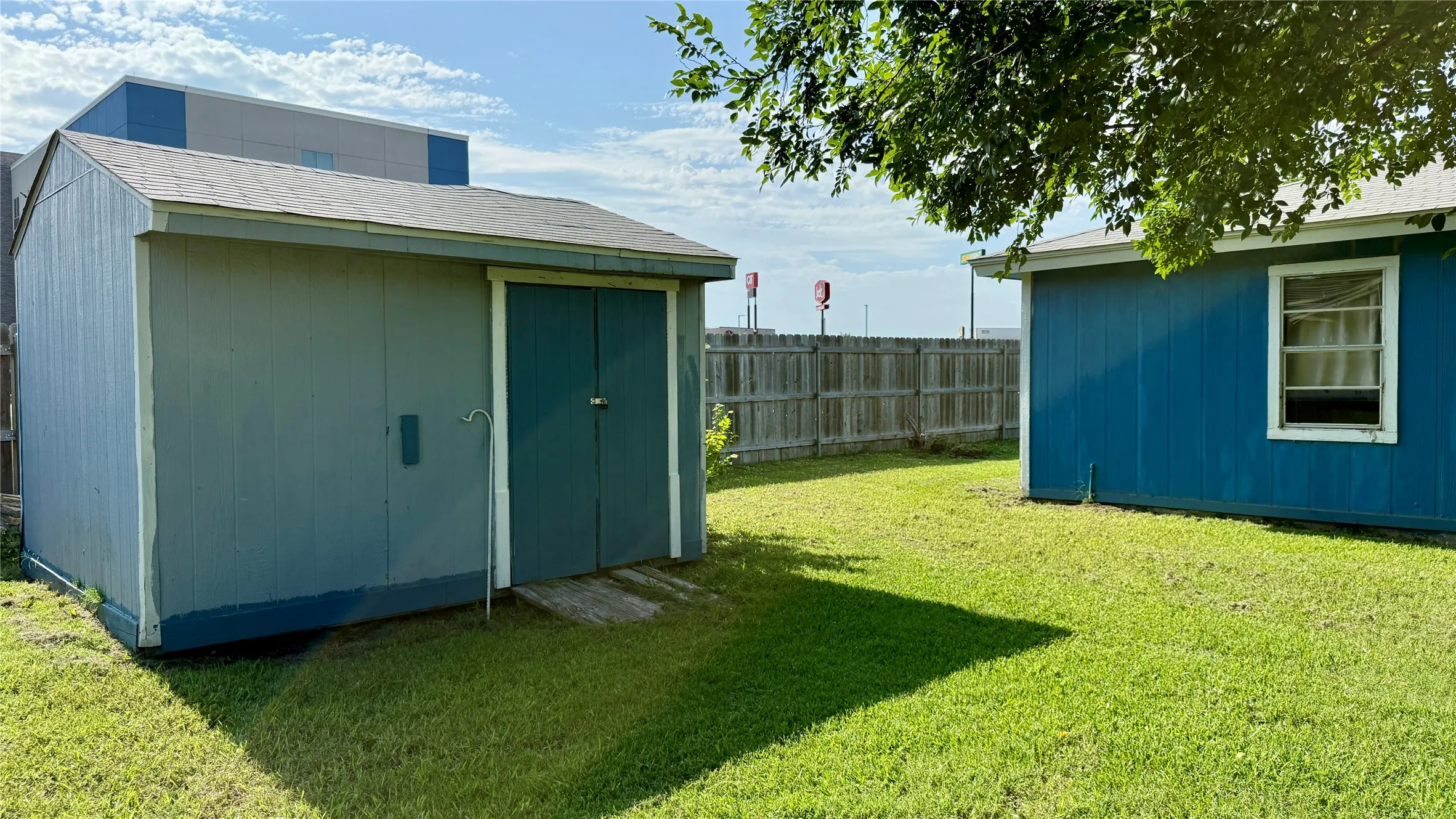 Single Family Residence For Sale in Denton County , 509 N 10th Street, Sanger, Texas 76266, 3 Bedrooms, 2 Bathrooms, Garage spaces, 1,152 Sqft, built in 1983, Price $195,000, mls#21311965, Real Estate Agent in Sanger, Homes For Sale in Denton county, Homes For Sale in Sanger, Realtor in Sanger Texas, Real Estate Brokerage Independent Realty Texas, Luminita Cordes Realtor