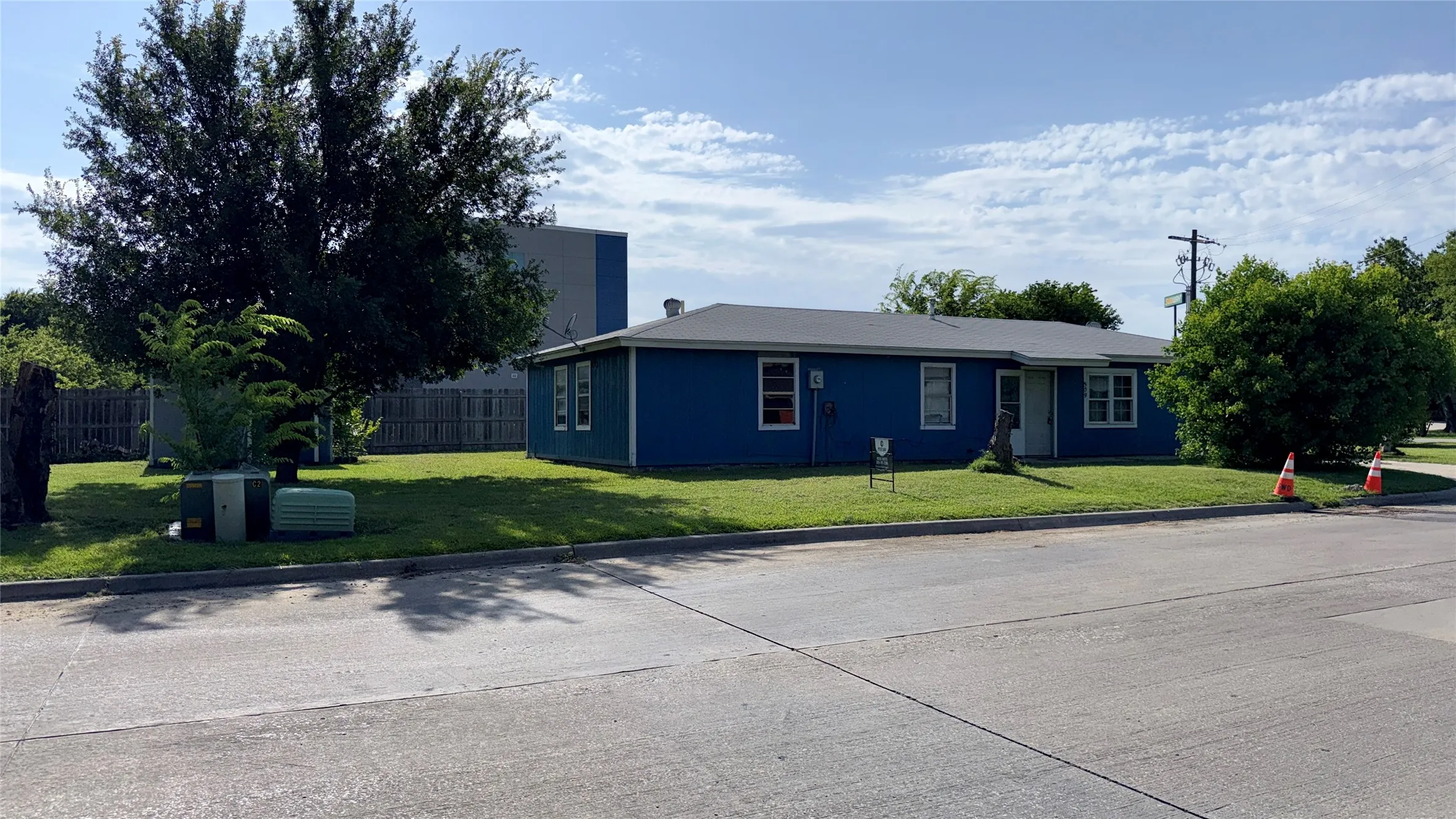 Single Family Residence For Sale in Denton County , 509 N 10th Street, Sanger, Texas 76266, 3 Bedrooms, 2 Bathrooms, Garage spaces, 1,152 Sqft, built in 1983, Price $195,000, mls#21311965, Real Estate Agent in Sanger, Homes For Sale in Denton county, Homes For Sale in Sanger, Realtor in Sanger Texas, Real Estate Brokerage Independent Realty Texas, Luminita Cordes Realtor