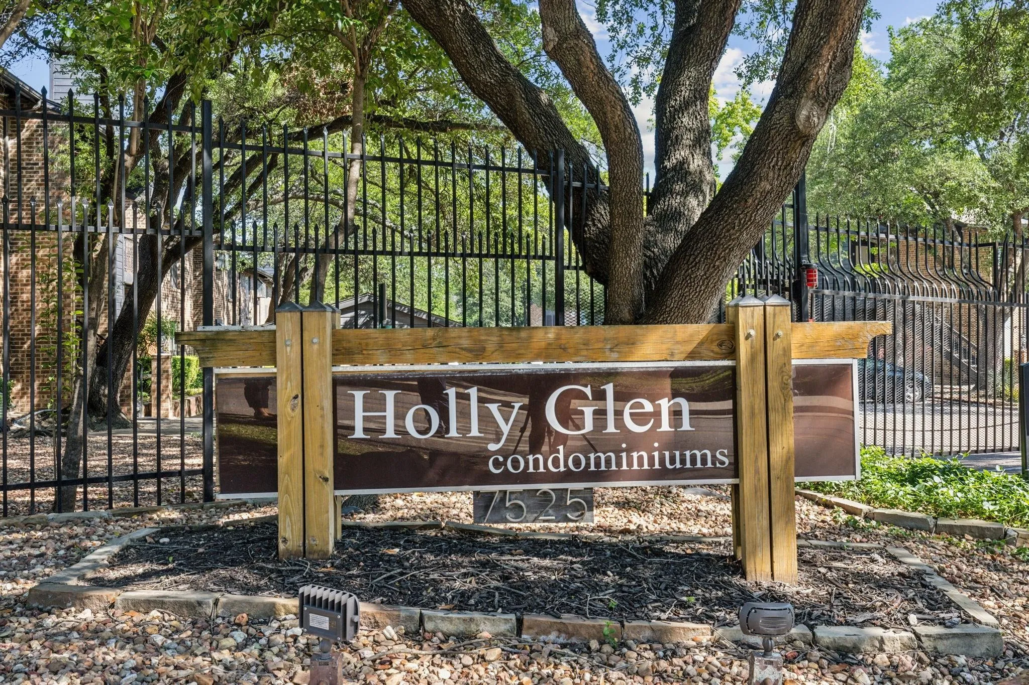 Apartment For Sale in Dallas County , 7525 Holly Hill Drive 45, Dallas, Texas 75231, 1 Bedroom, 1 Bathroom, Garage spaces, 863 Sqft, built in 1980, mls#21310619, Real Estate Agent in Dallas, Homes For Sale in Dallas county, Homes For Sale in Dallas, Realtor in Dallas Texas, Real Estate Brokerage Independent Realty Texas, Luminita Cordes Realtor